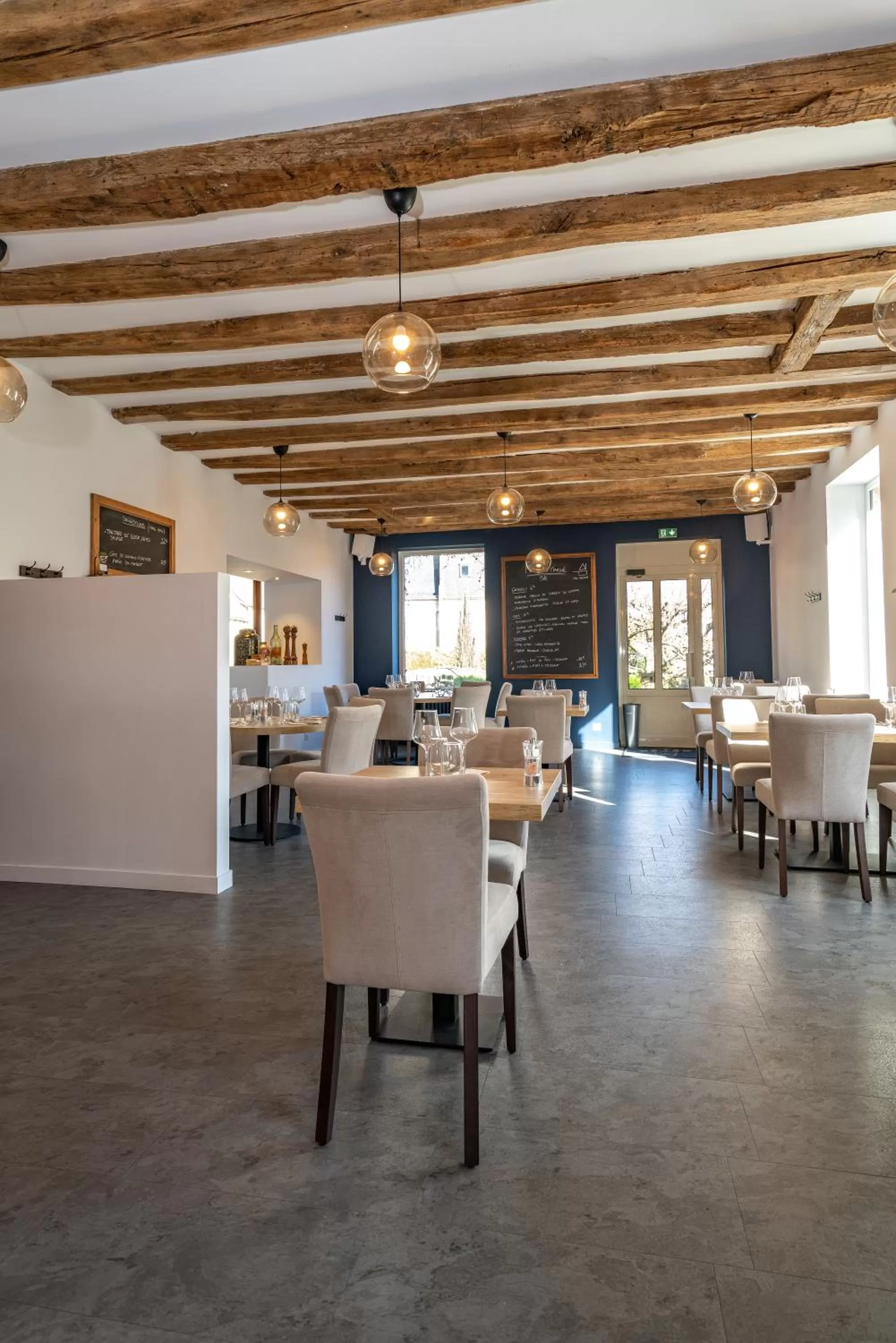Dining area in L'Auberge du Croissant