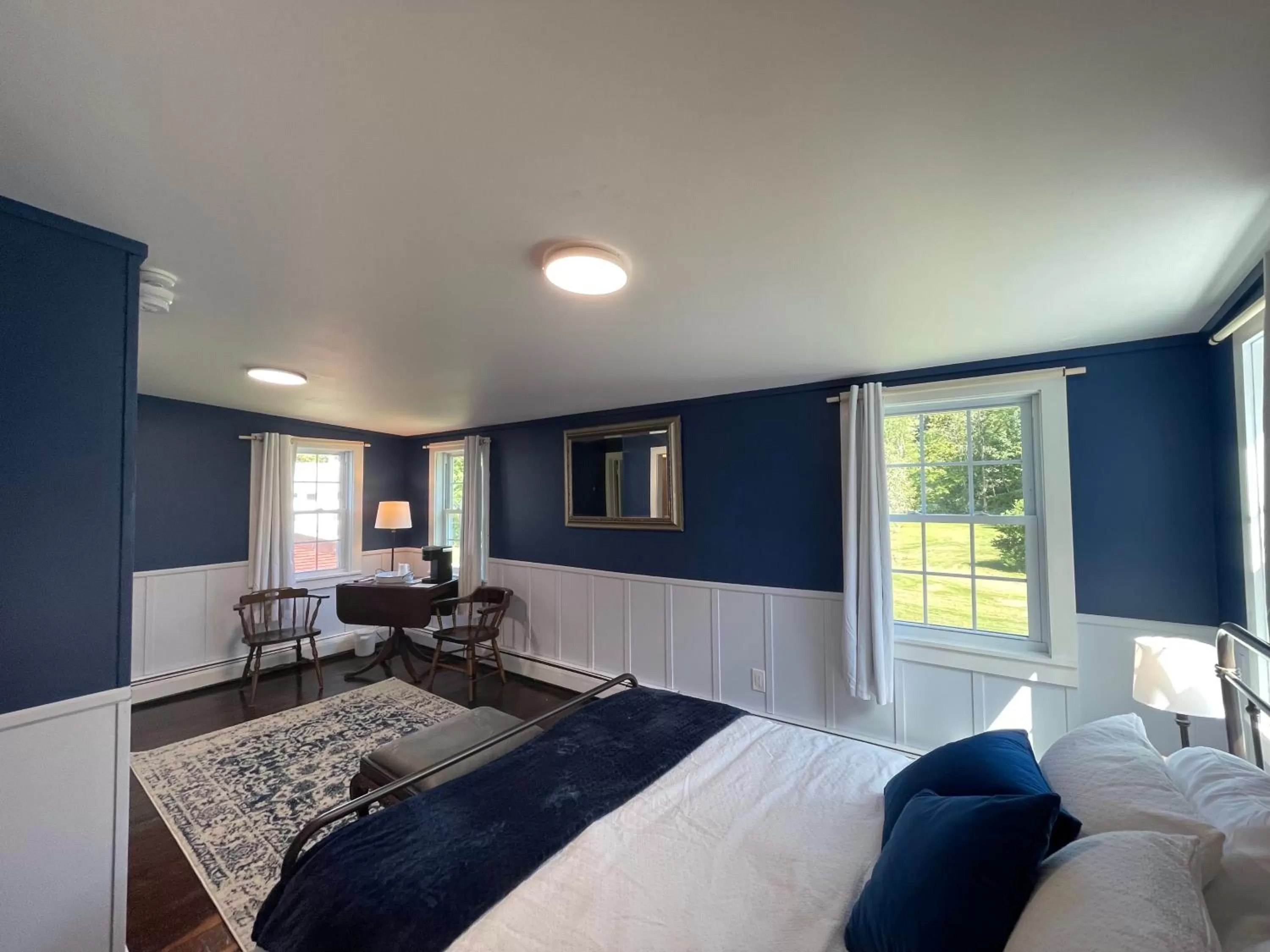 Photo of the whole room, Bed in Stone Hearth Inn and Eatery