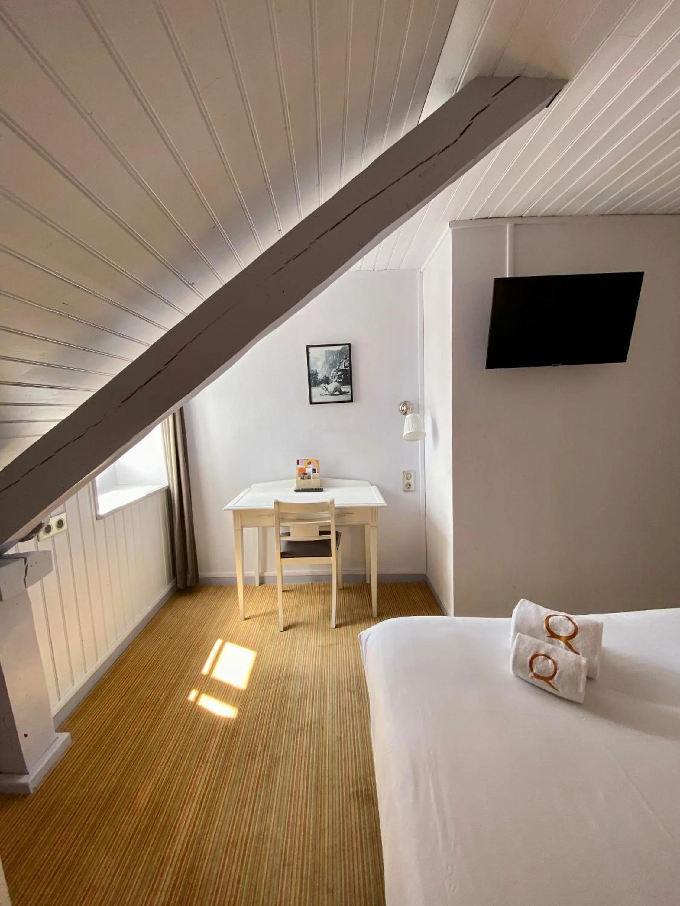 Bed in Hôtel Le Roncevaux