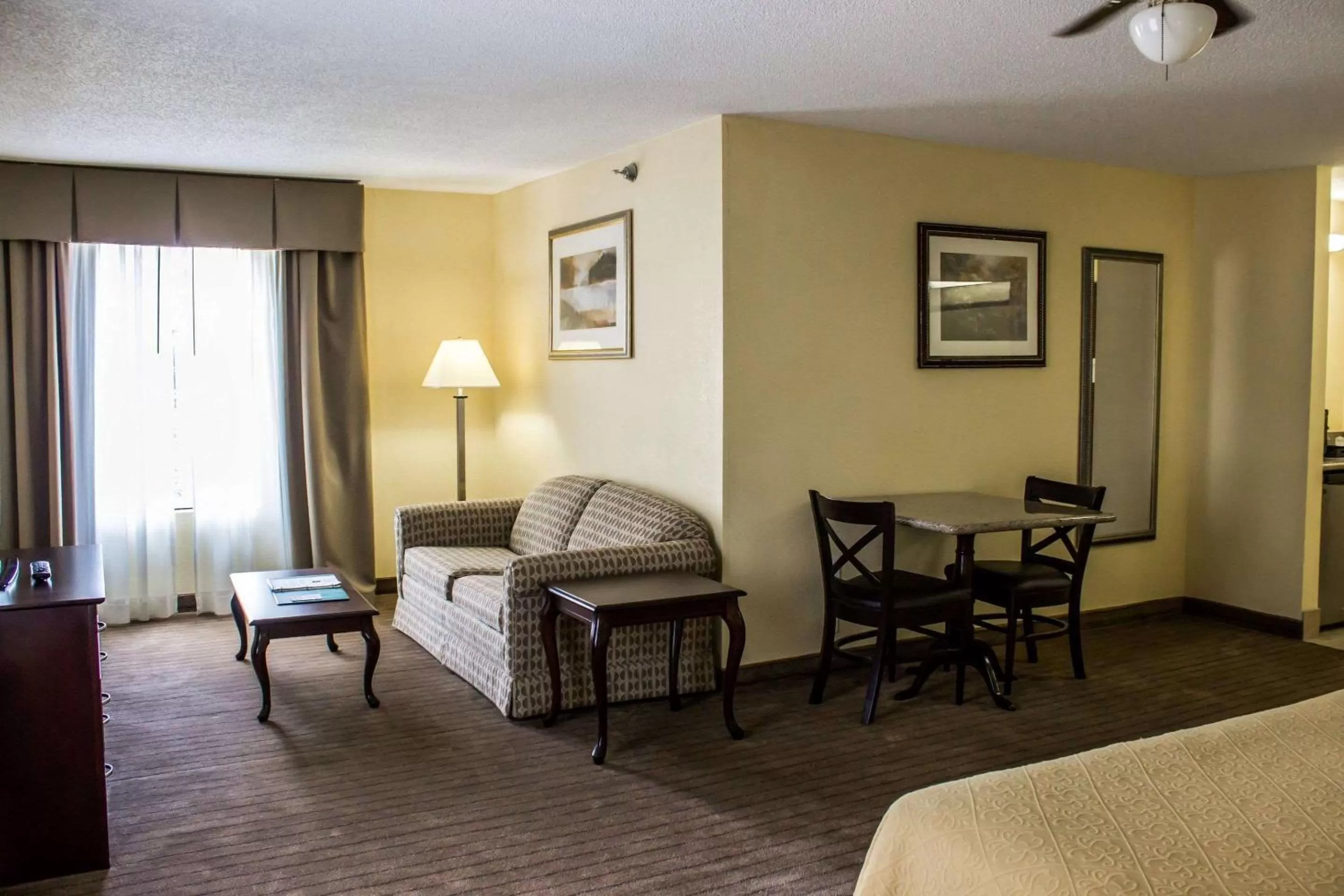 Photo of the whole room, Bed in Quality Inn Fuquay Varina East