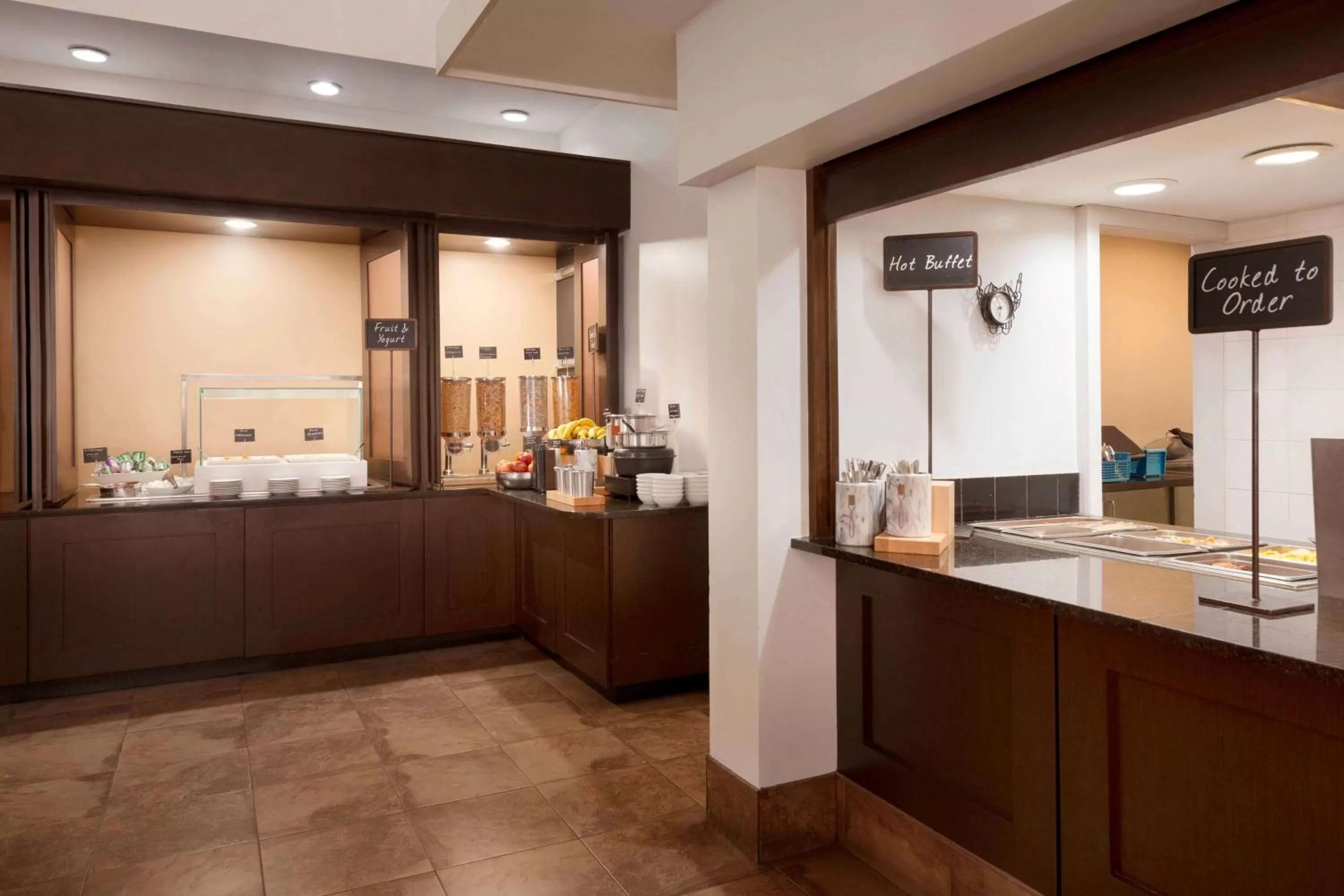 Dining area in Embassy Suites by Hilton Baltimore at BWI Airport