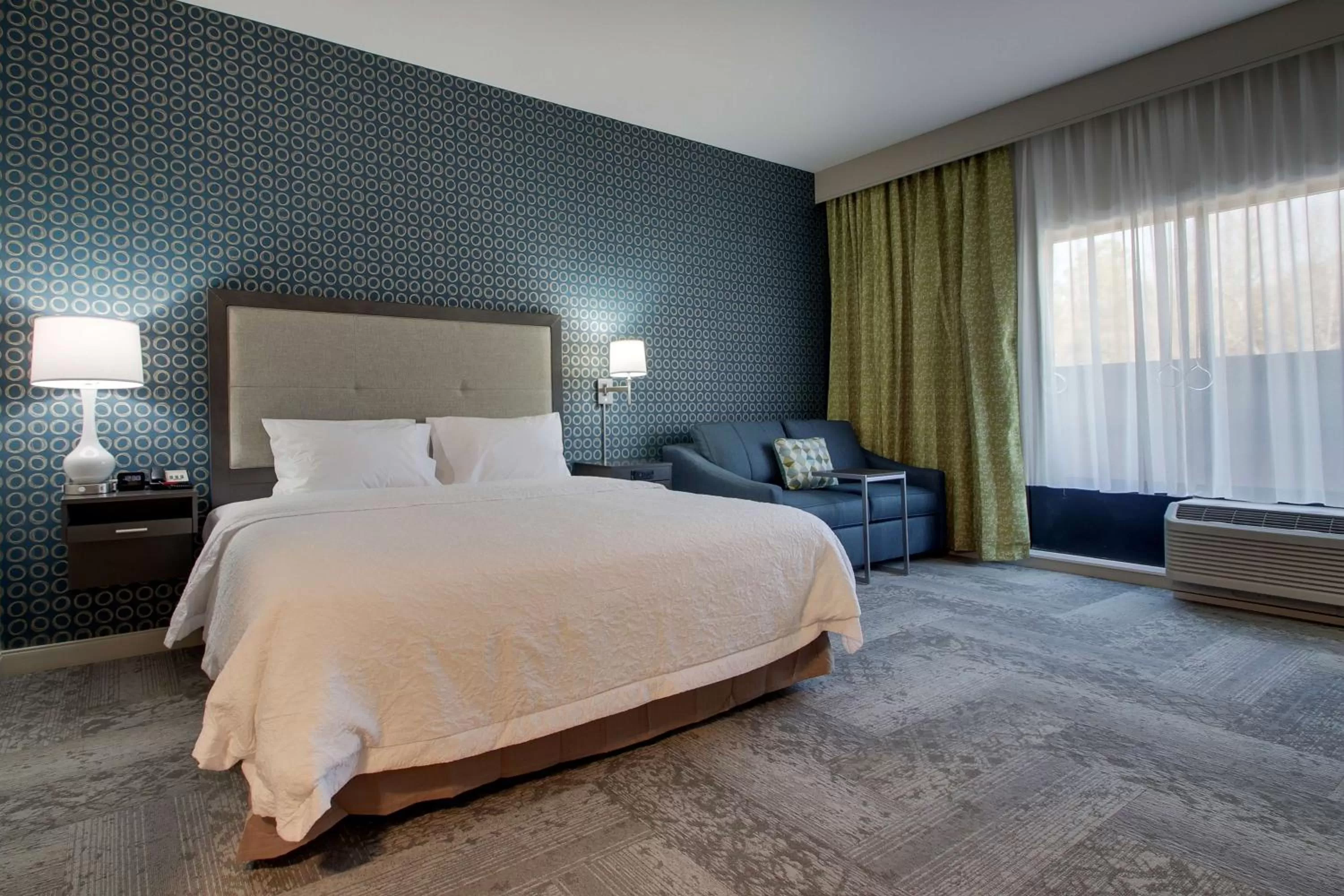 Living room, Bed in Hampton Inn & Suites By Hilton Knightdale Raleigh