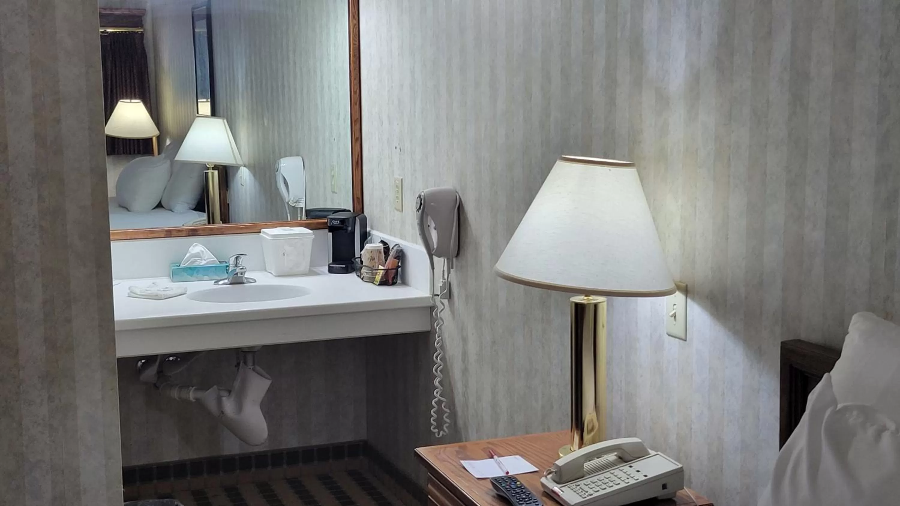 Bathroom, Bed in Ramada by Wyndham Saginaw Hotel & Suites