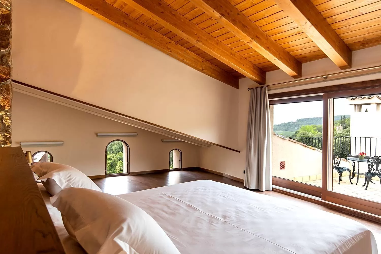 Bed in Hotel Montrubí 1771 - Slow Winery Hotel - Adults only