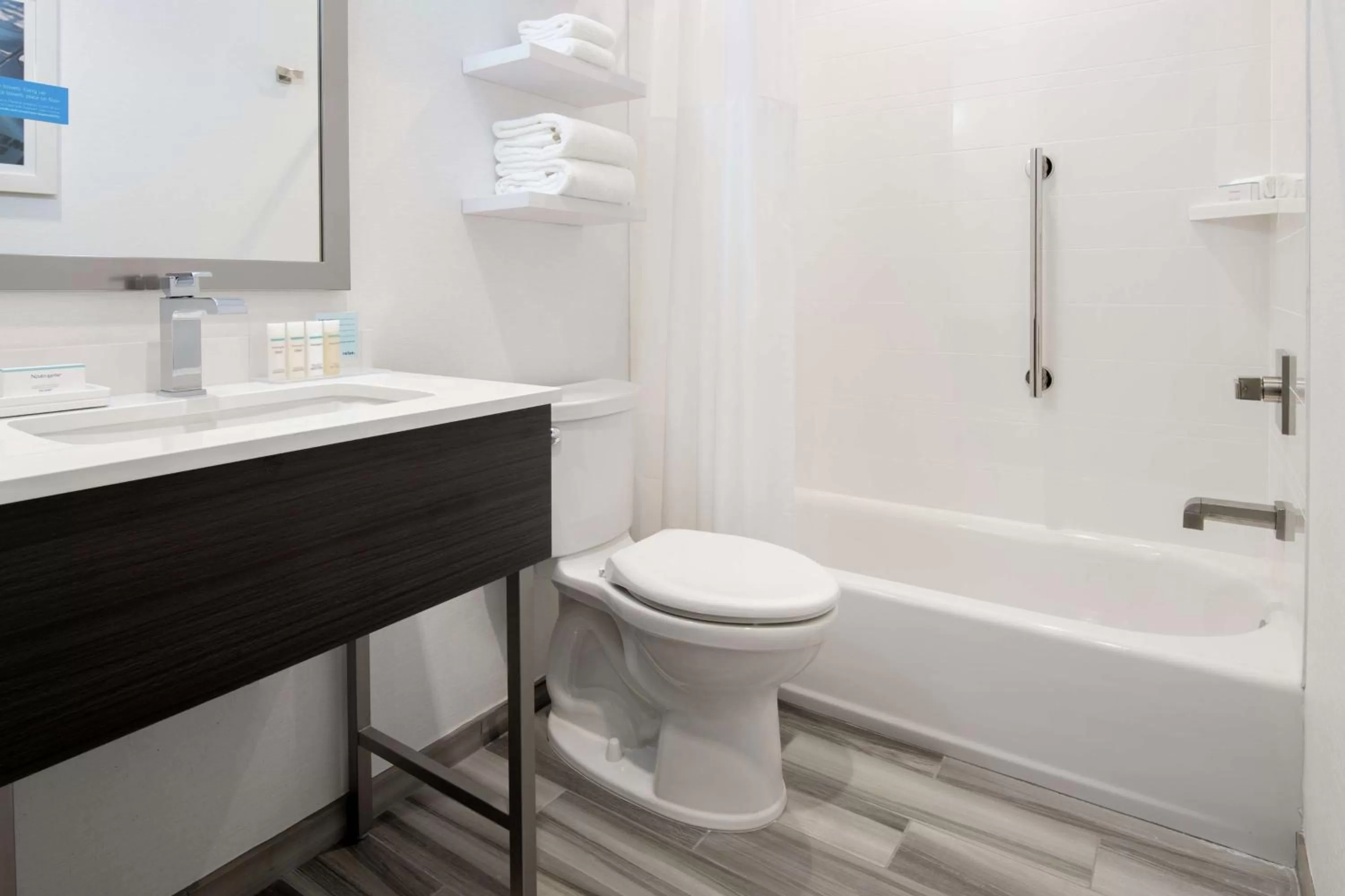 Bathroom in Hampton Inn Petaluma, Ca