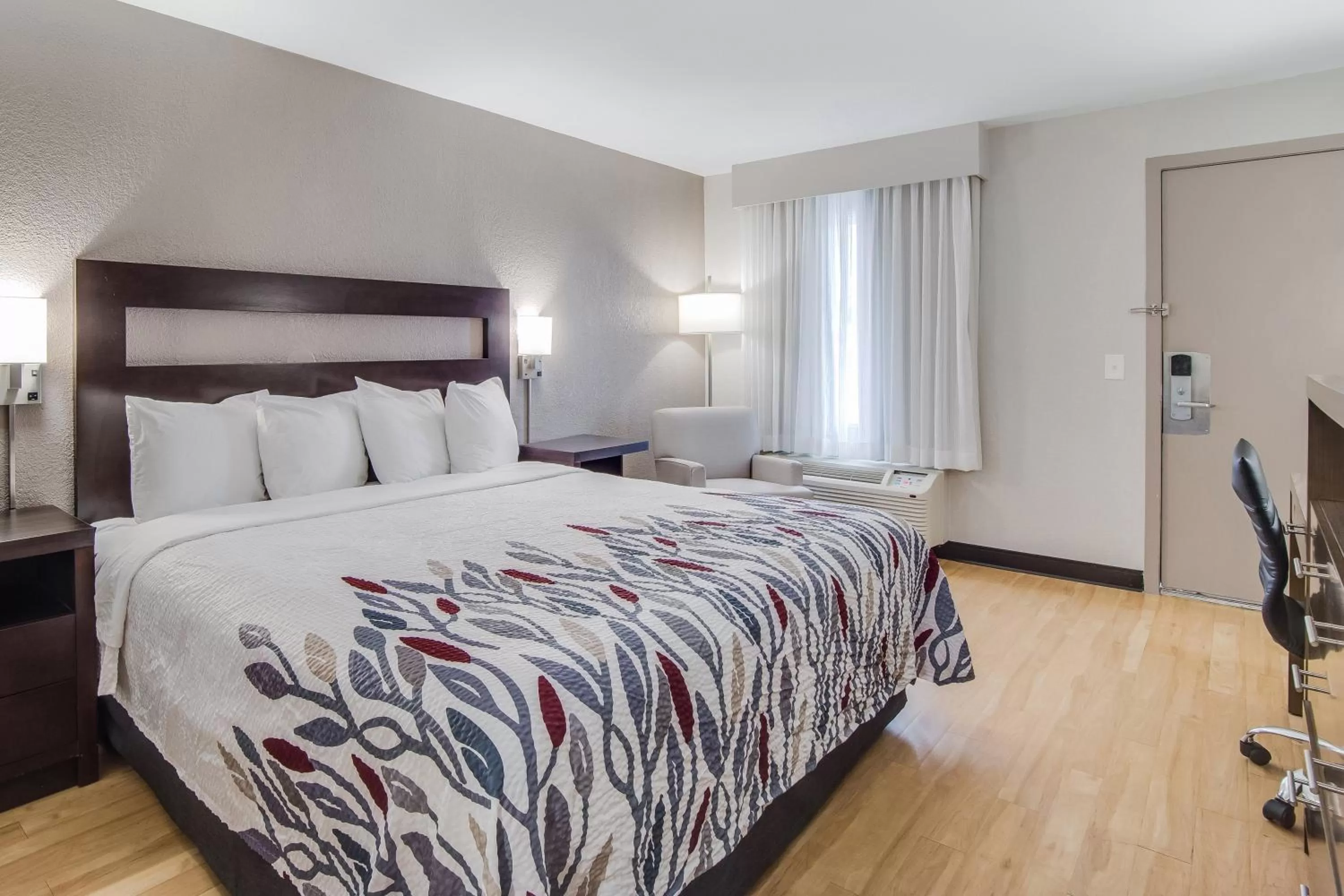 Bedroom, Bed in Red Roof Inn St George, SC