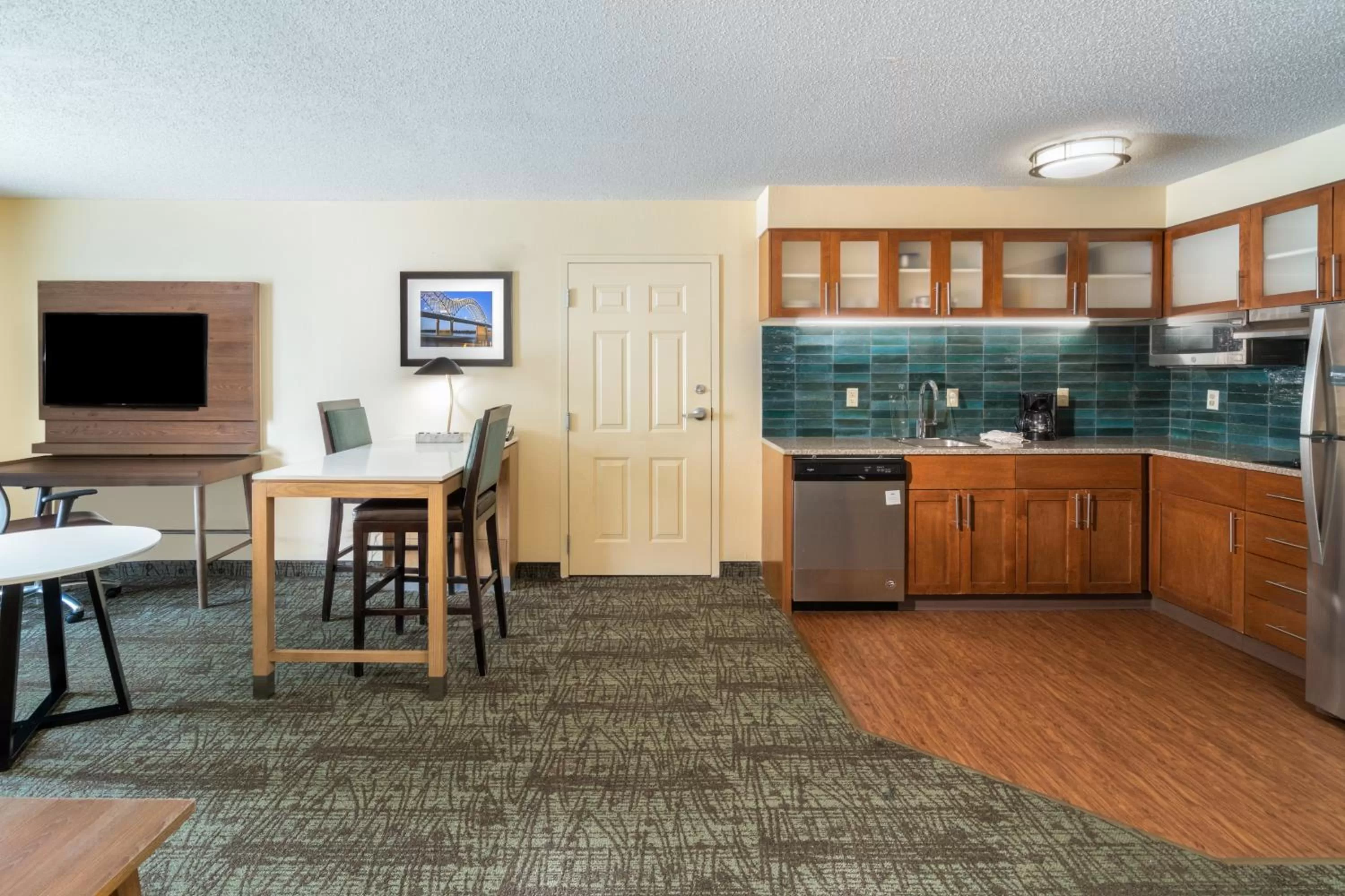 TV and multimedia in Staybridge Suites Memphis-Poplar Ave East by IHG