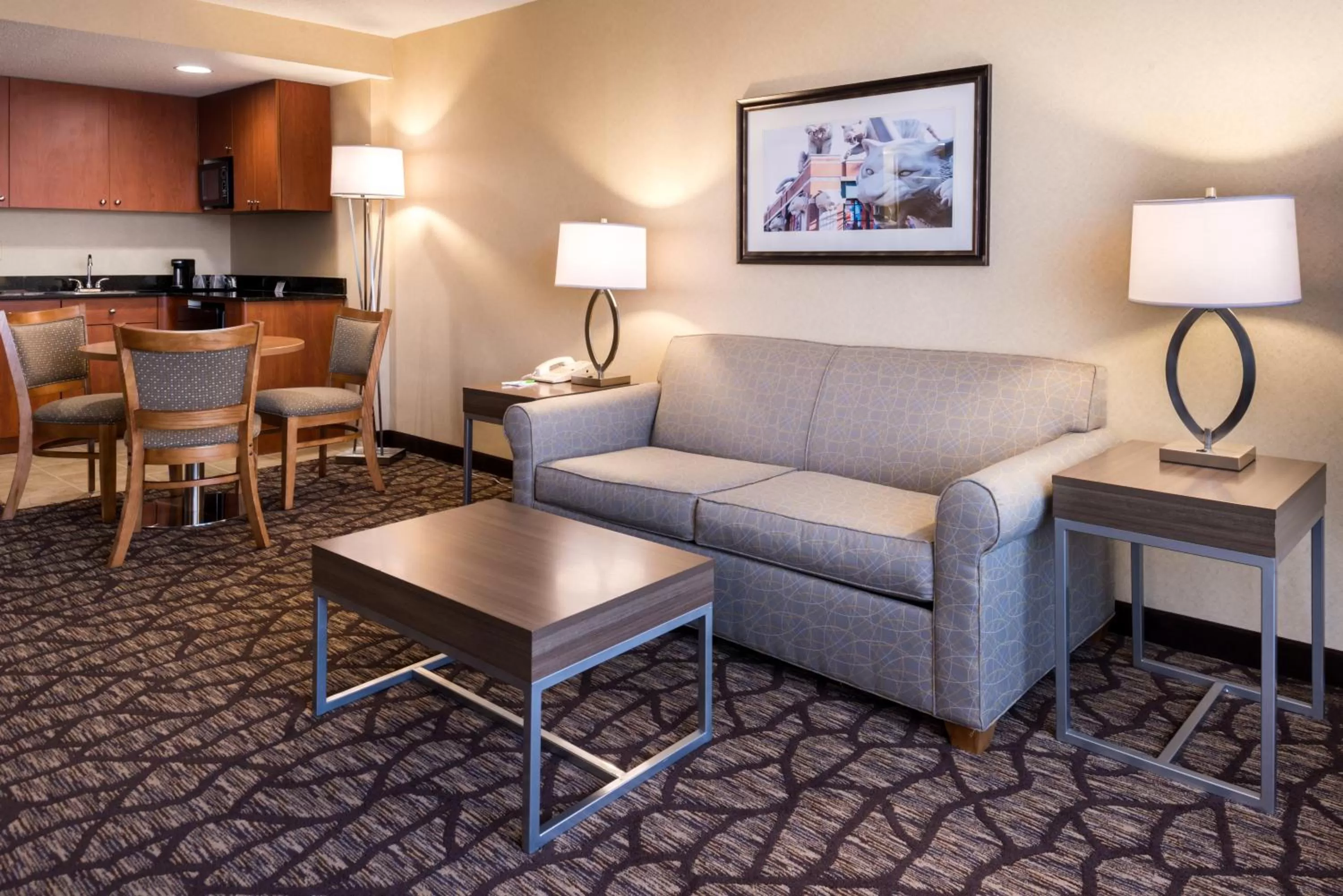 Living room in Holiday Inn Hotel & Suites Warren by IHG