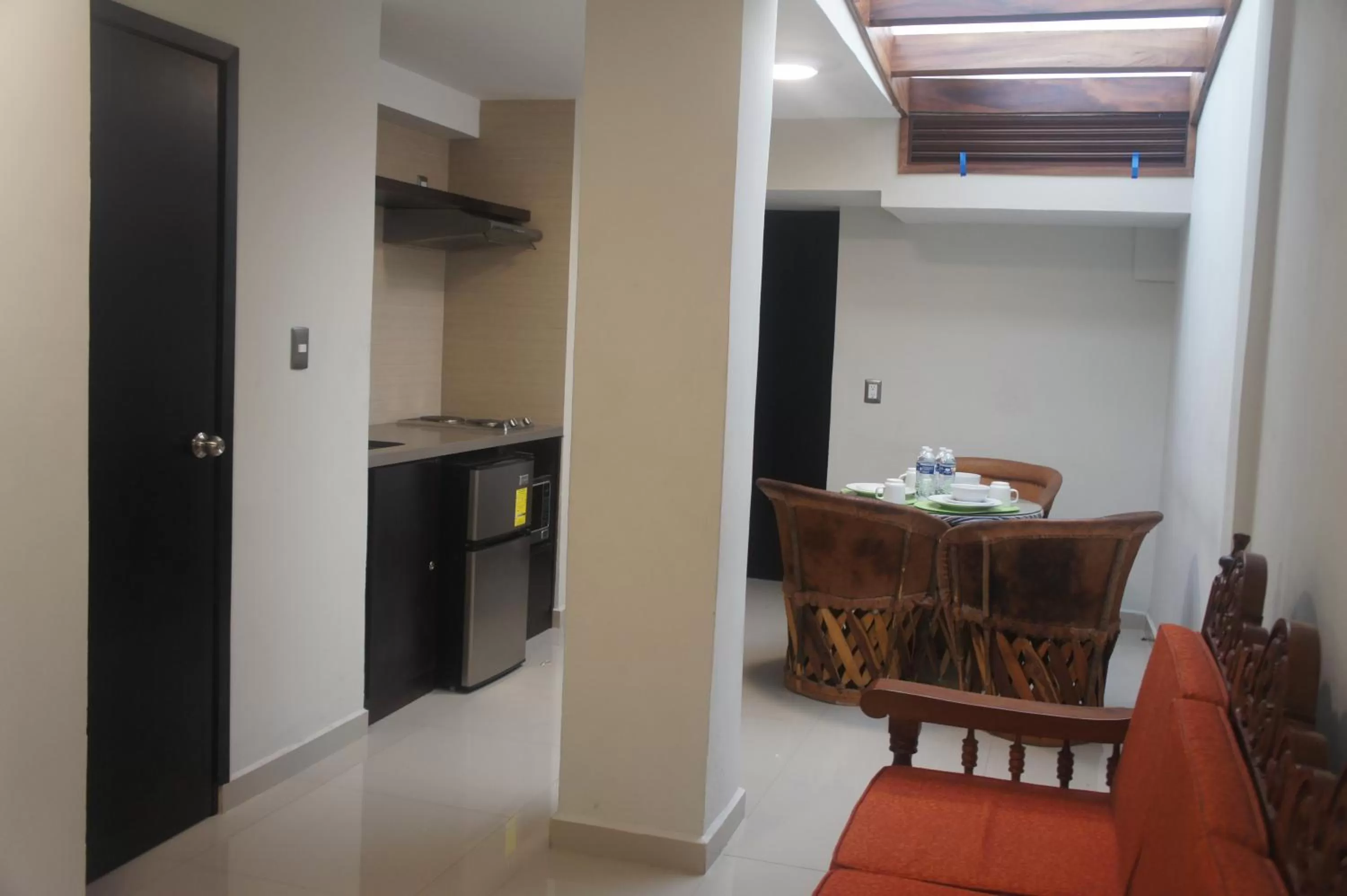 Living room, Kitchen/Kitchenette in Suites San Luis