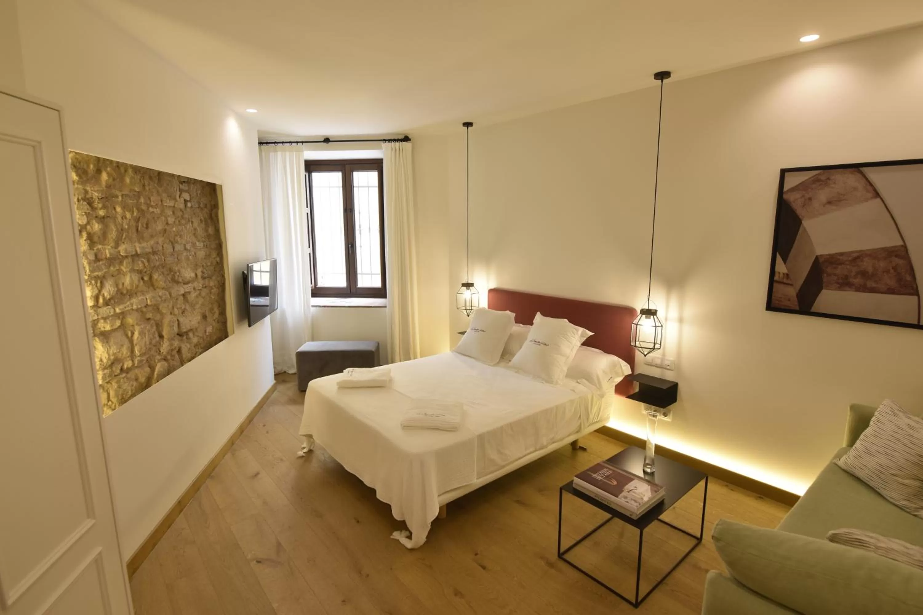 Bedroom, Bed in La Ermita Suites - Único Hotel Monumento de Córdoba