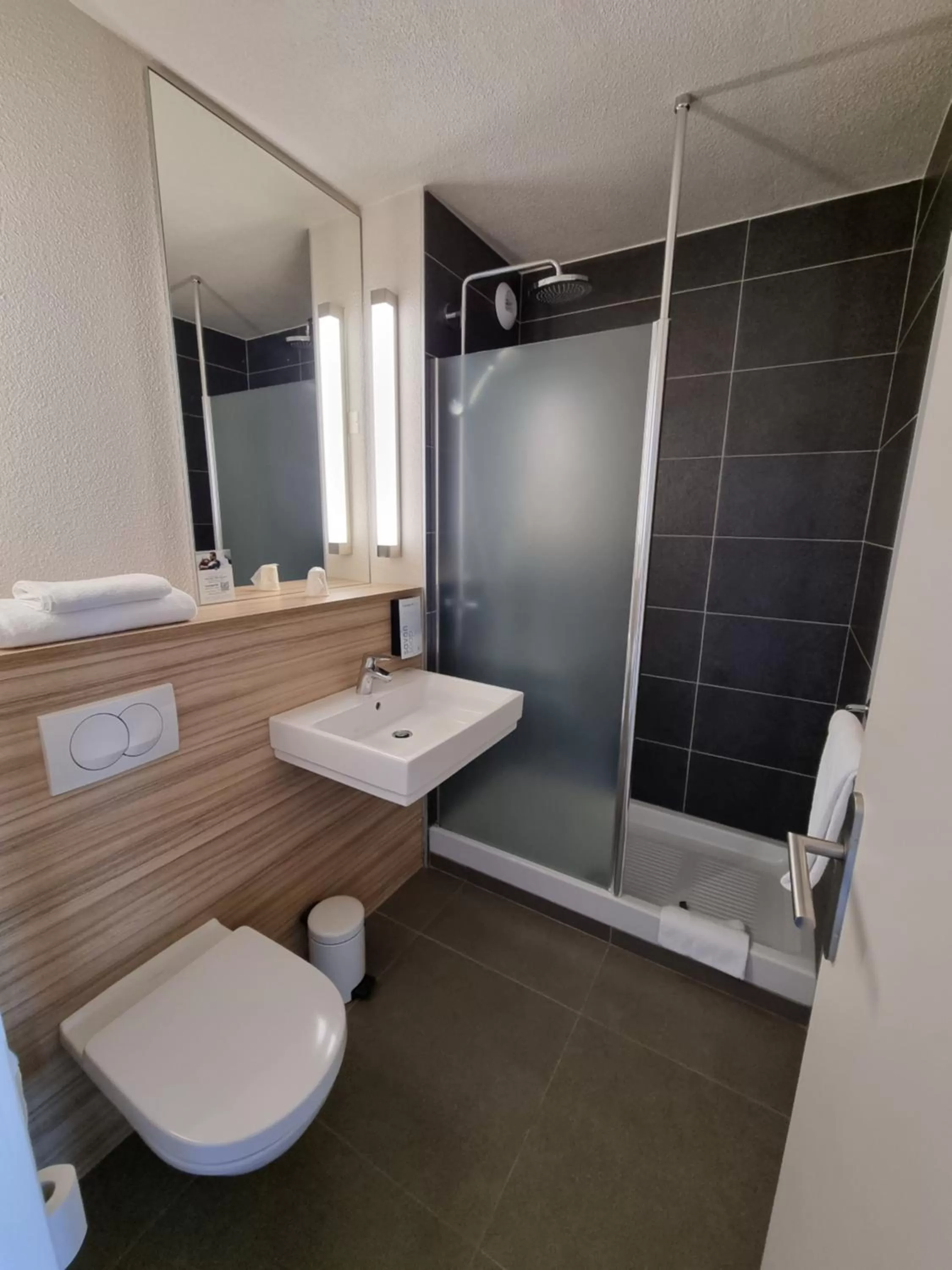 Shower in Campanile Toulouse - Blagnac Aéroport