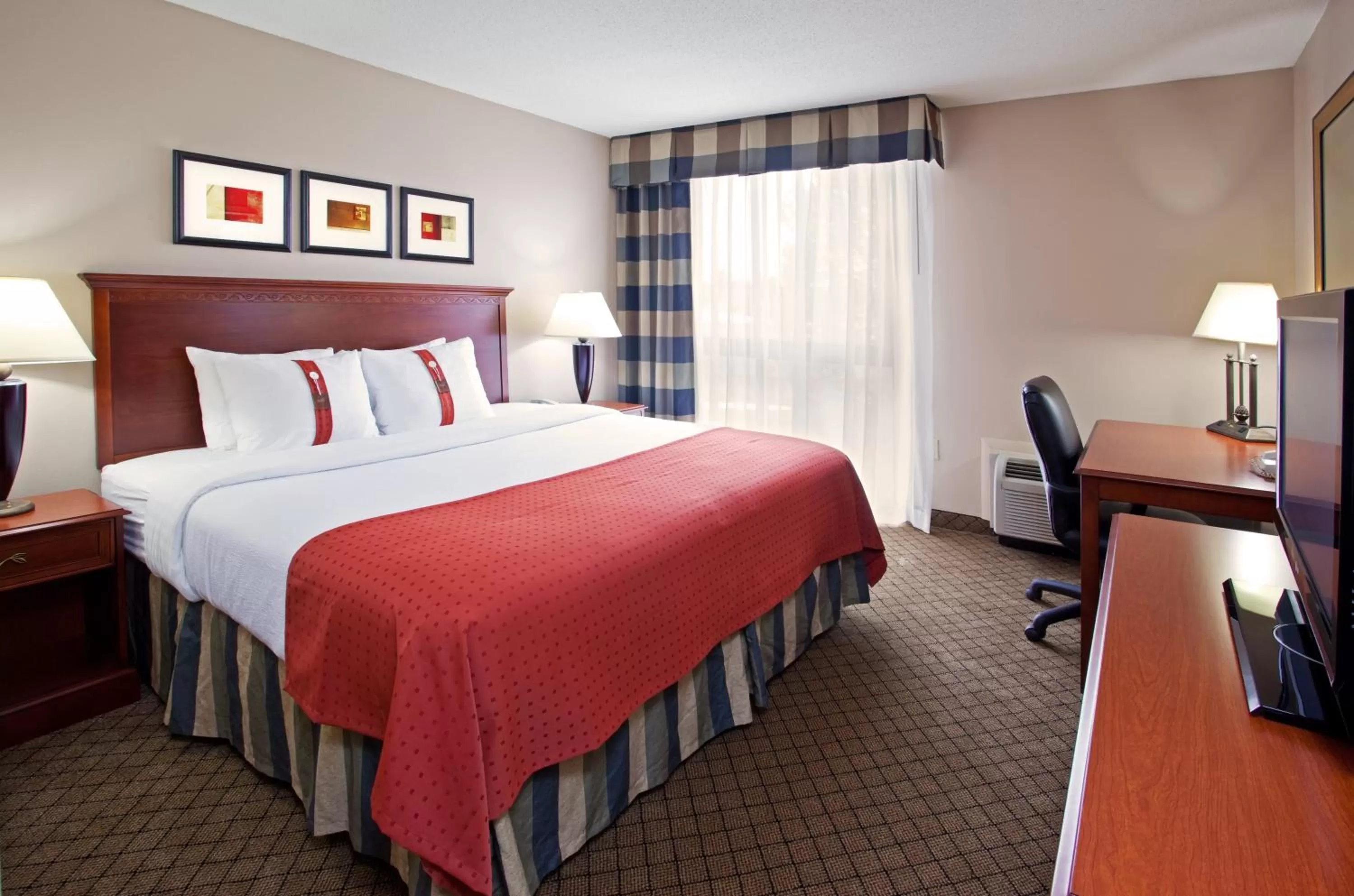Photo of the whole room, Bed in Holiday Inn Cincinnati-Eastgate by IHG