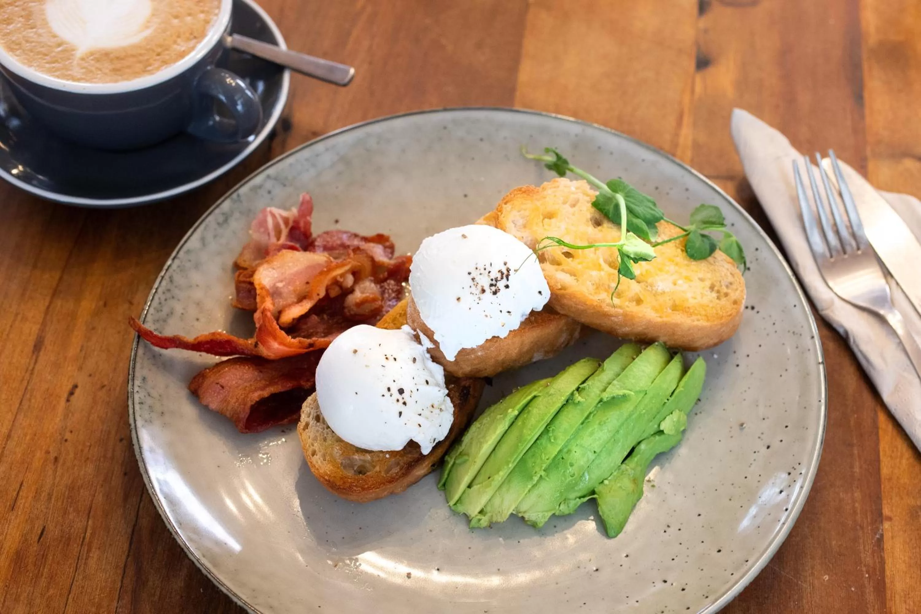 Restaurant/places to eat in Hotel 115