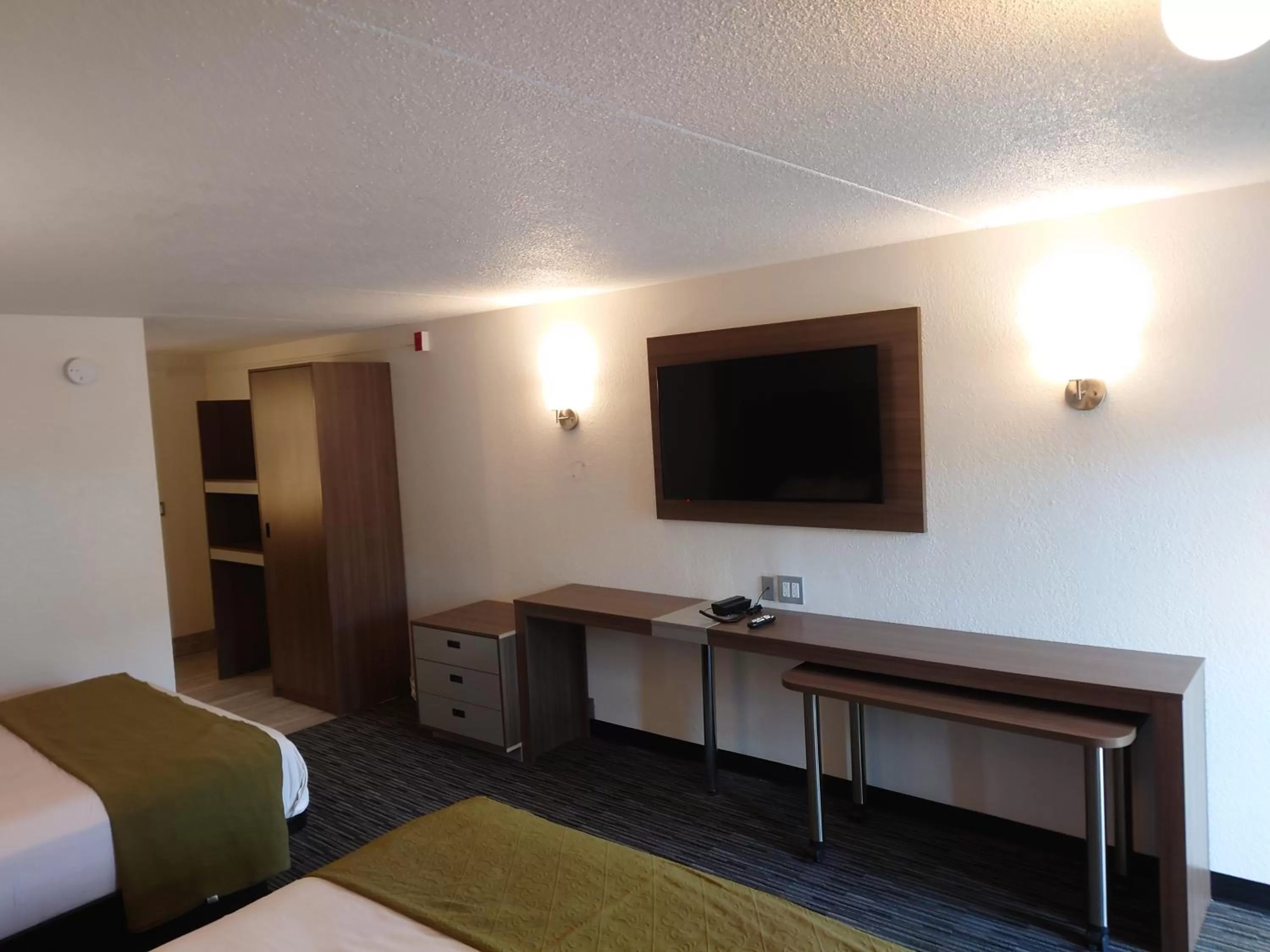 Shower, Bed in Reagan Resorts Inn