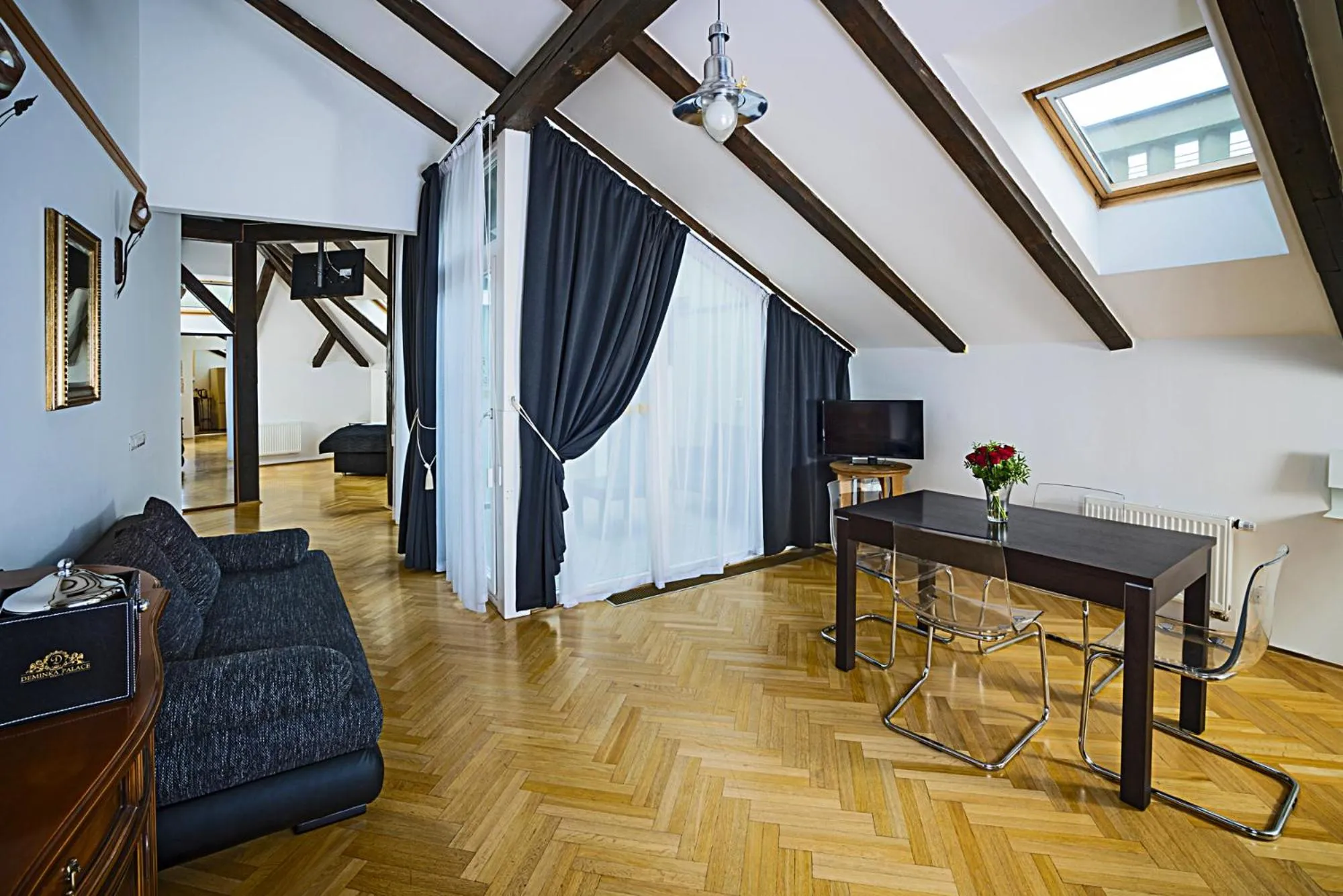 Photo of the whole room in Deminka Palace