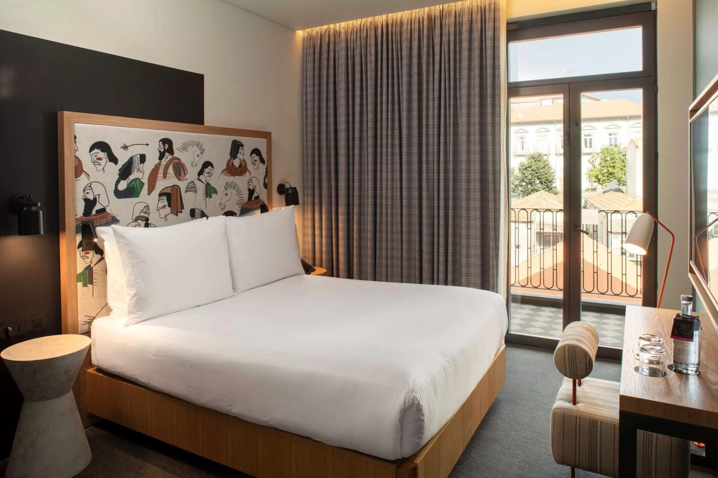 Bed in Se Catedral Hotel Porto, Tapestry Collection By Hilton