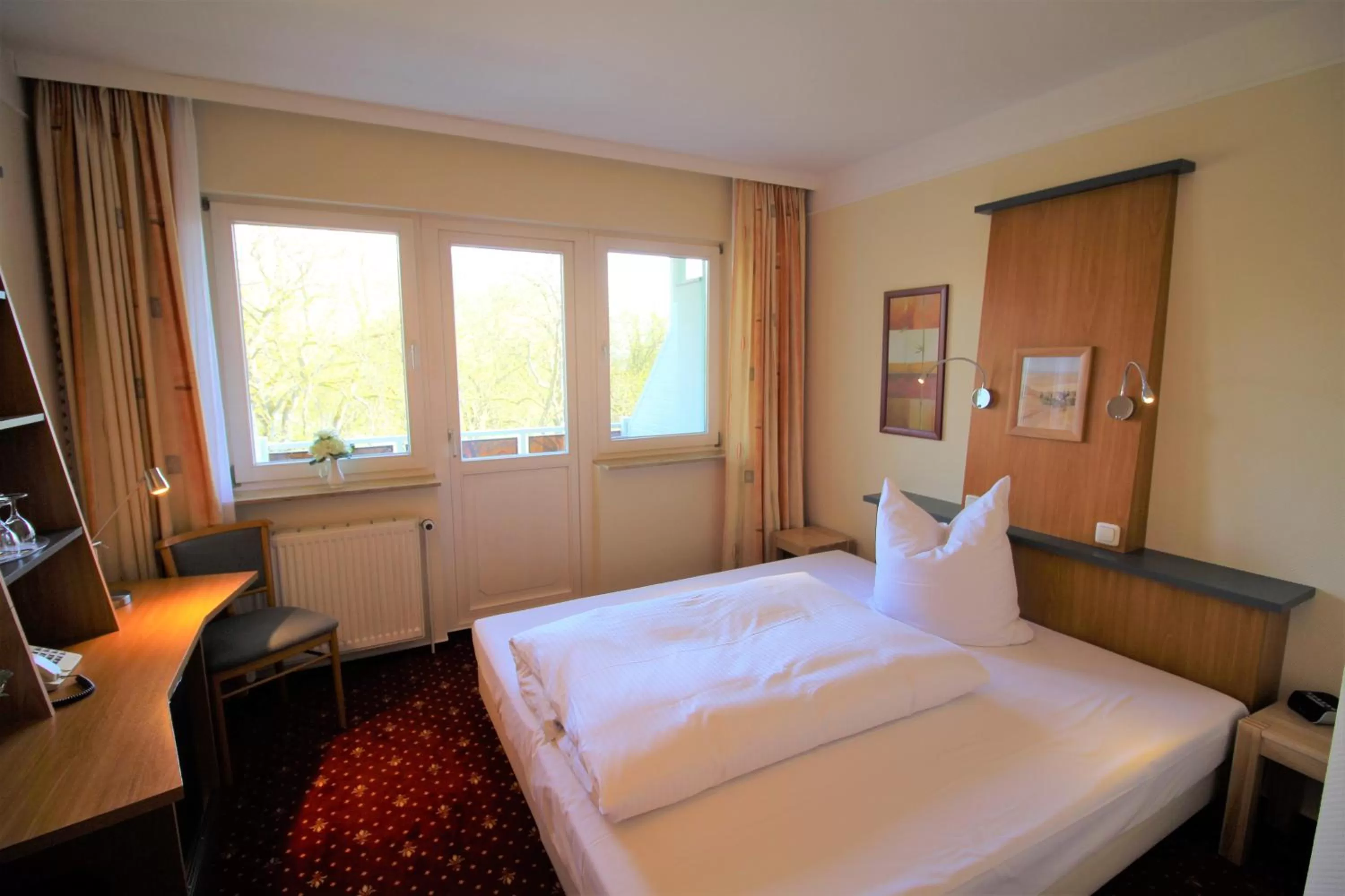 Photo of the whole room, Bed in Parkhotel Klüschenberg