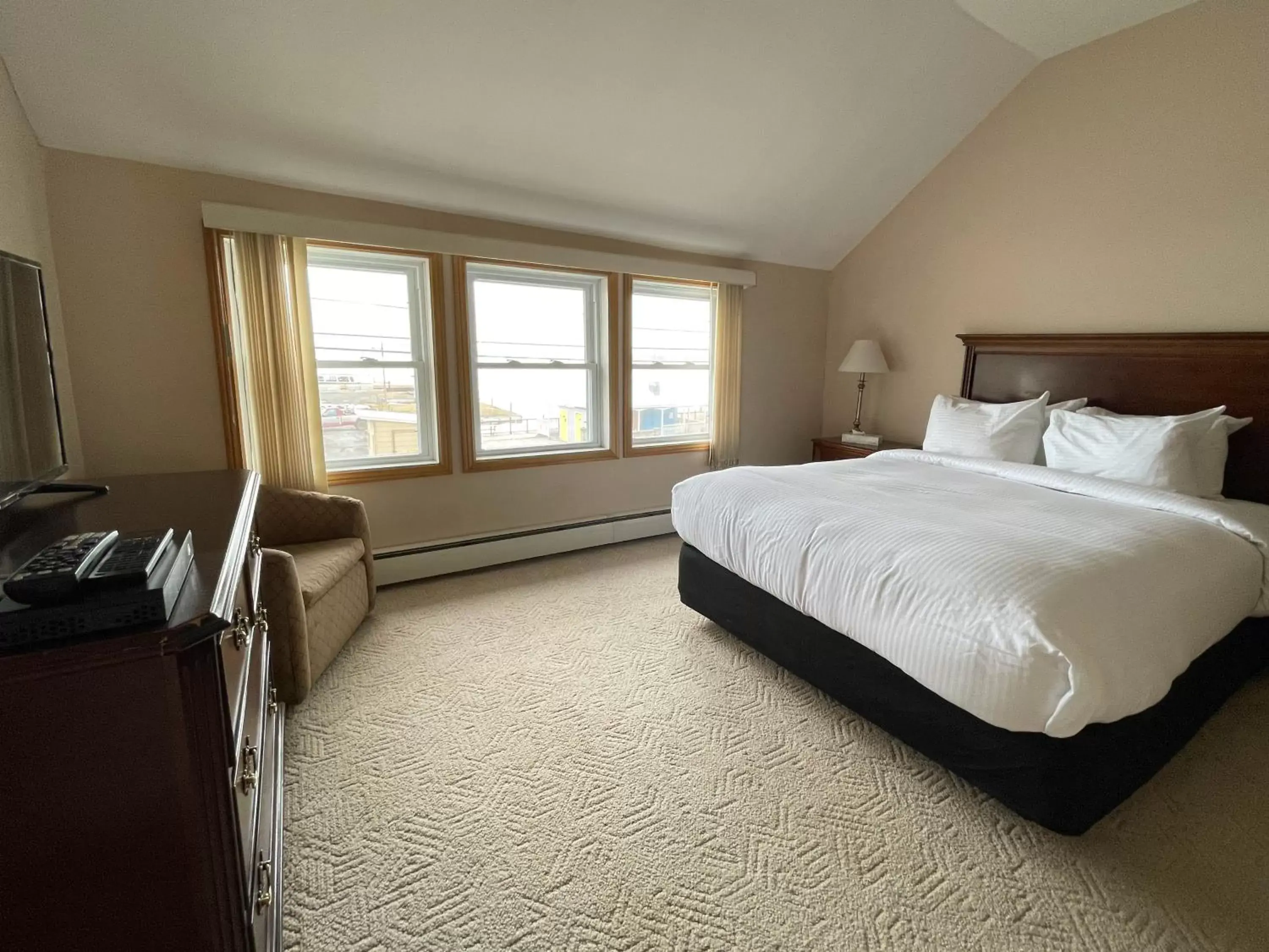 Superior Queen Room in Hotel Wolfe Island Superior Queen Room in Hotel Wolfe Island