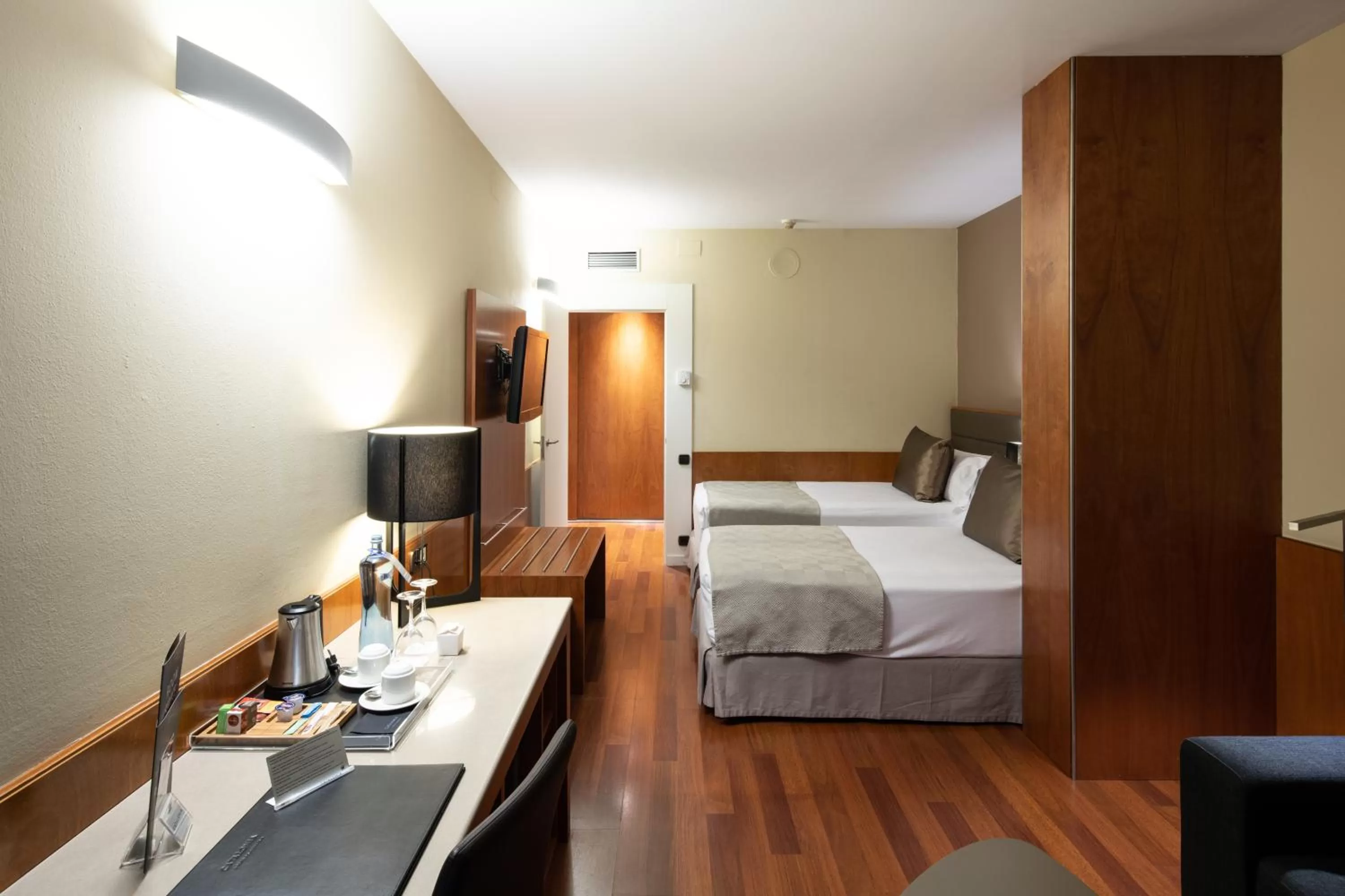 Photo of the whole room, Bed in Catalonia Diagonal Centro