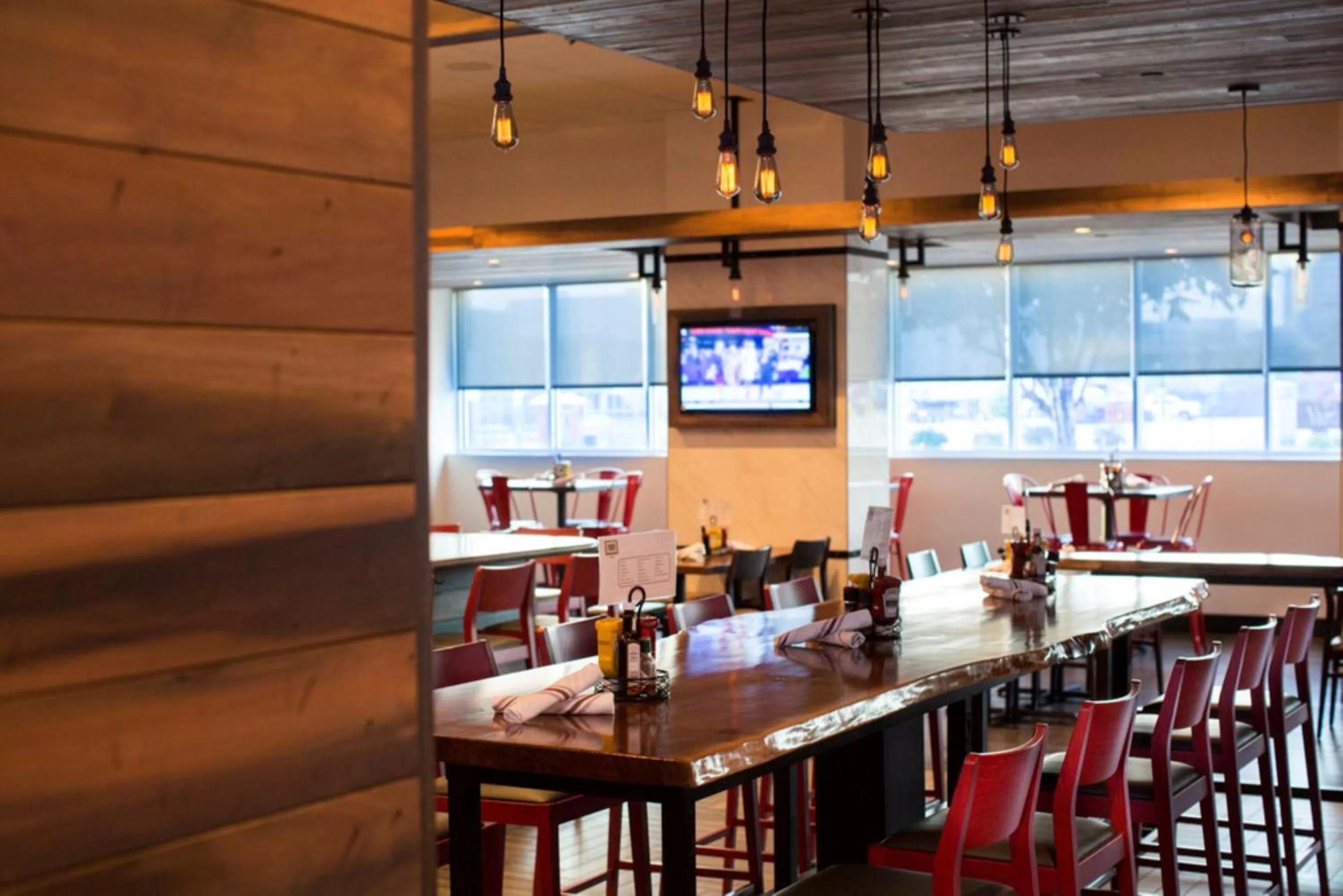 Lounge or bar in Holiday Inn Omaha Downtown - Waterpark by IHG