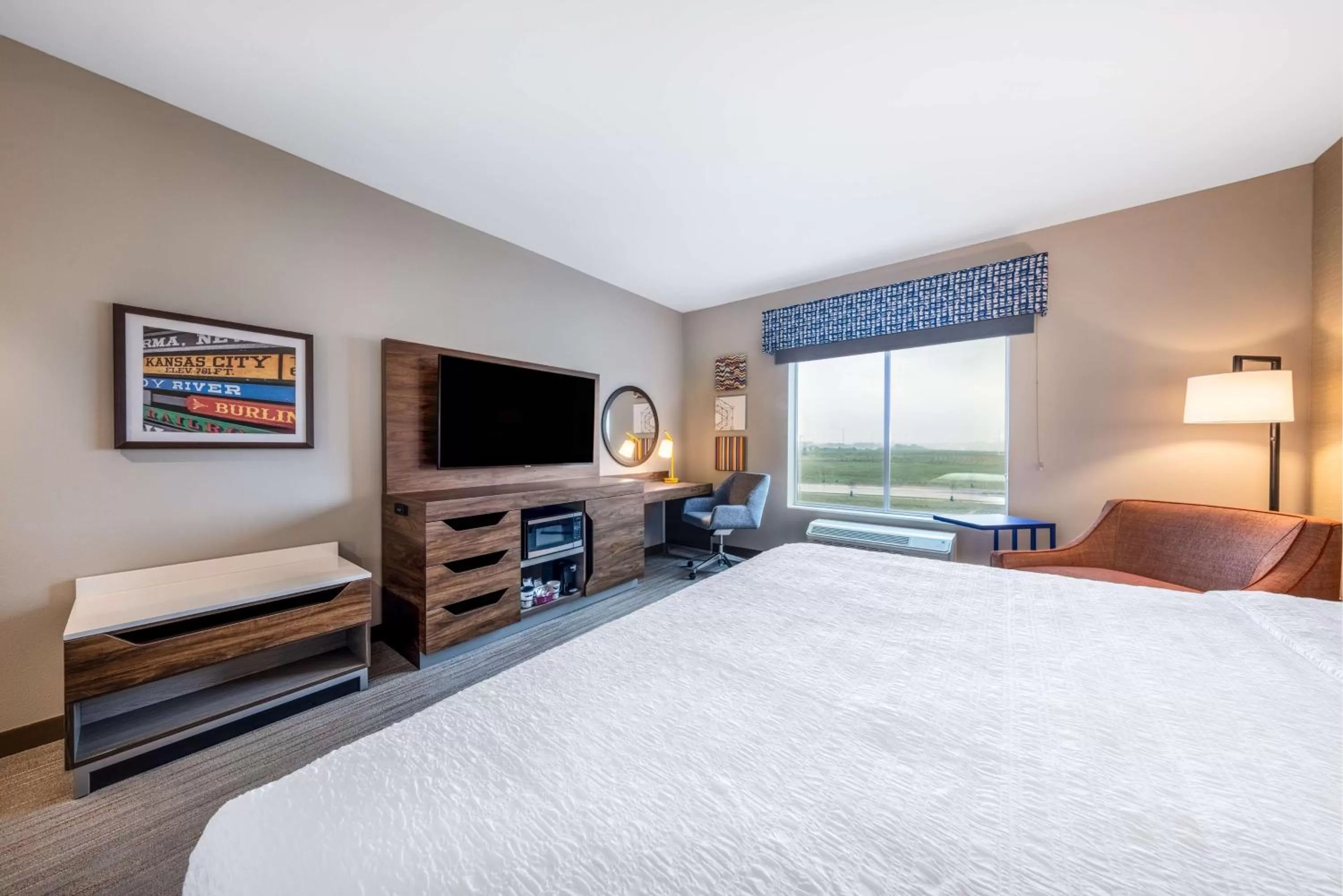 Bedroom, Bed in Hampton Inn Kansas City Southeast, Mo