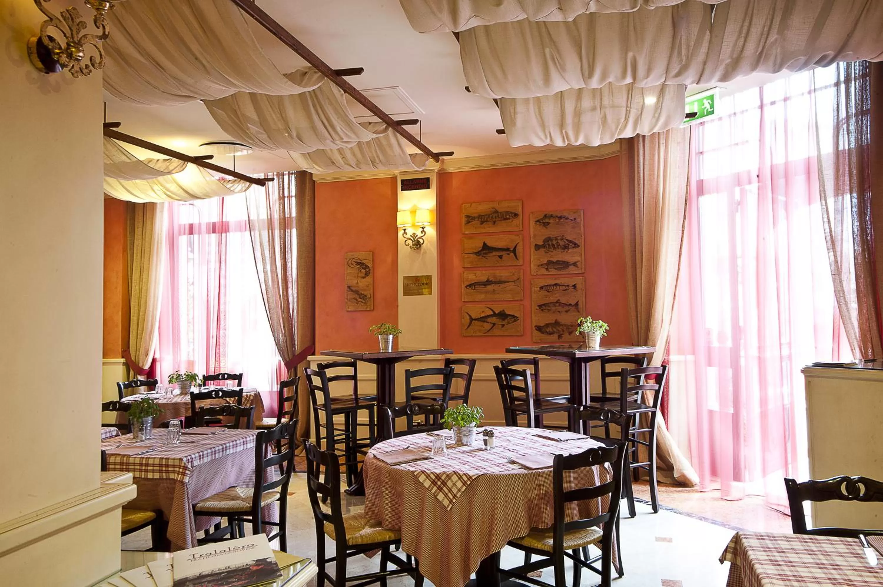 Restaurant/places to eat in Hotel Continental Genova