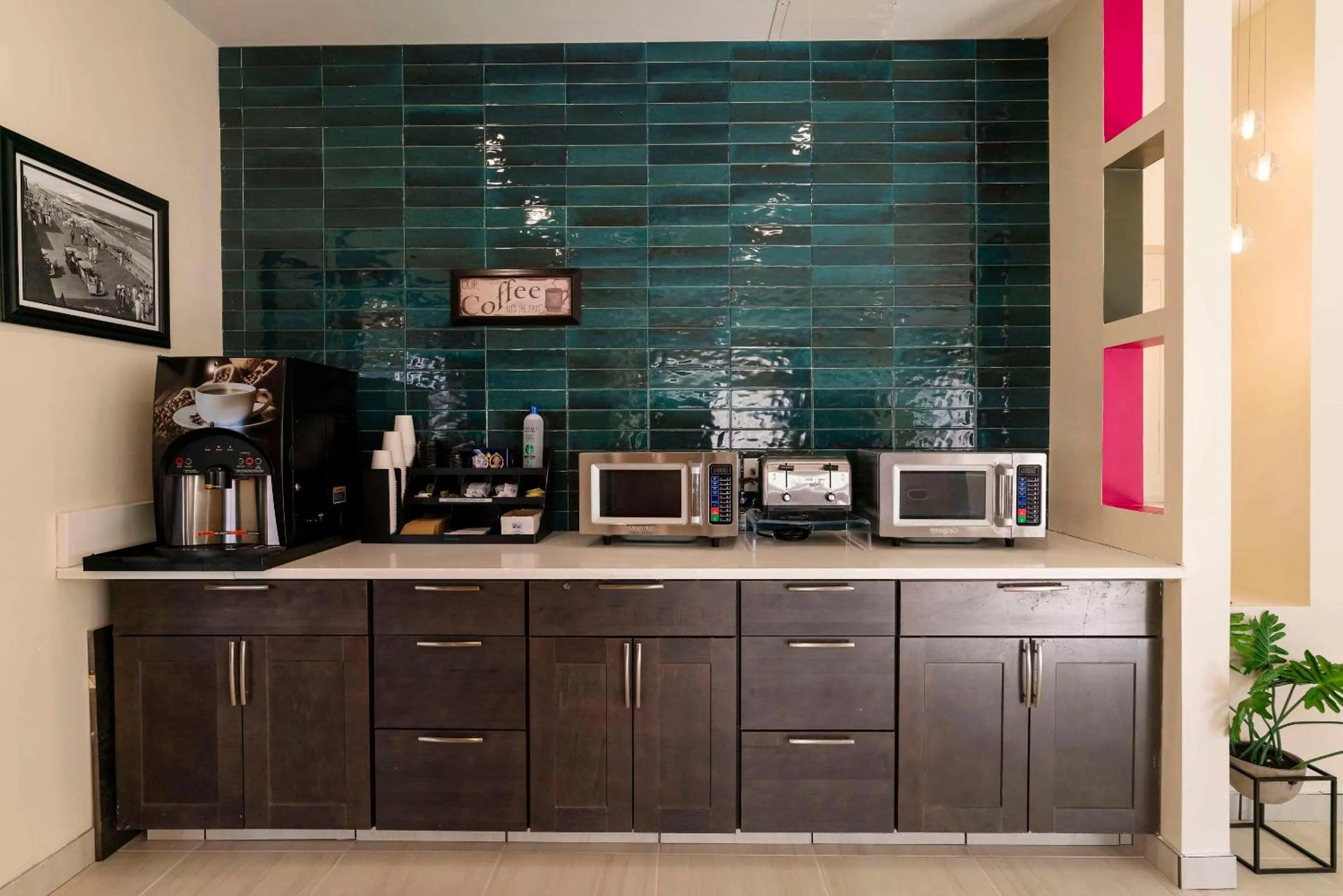 Breakfast in Gateway Hotel & Suites, an Ascend Collection Hotel