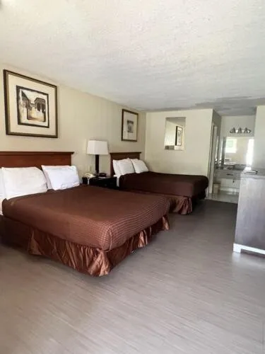 Bed in Americas Best Value Inn - Edna