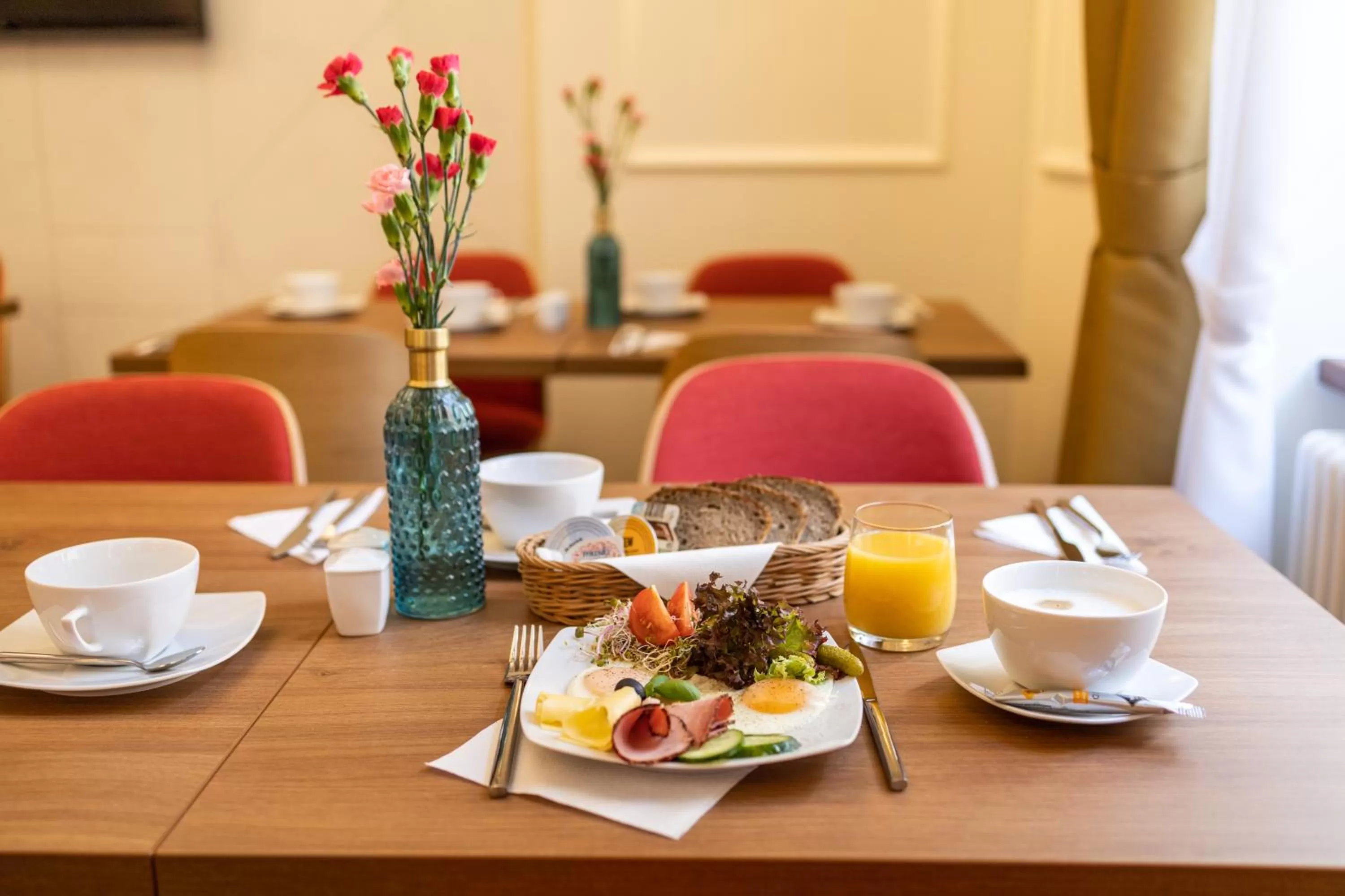 Restaurant/places to eat in Portal House Apartments