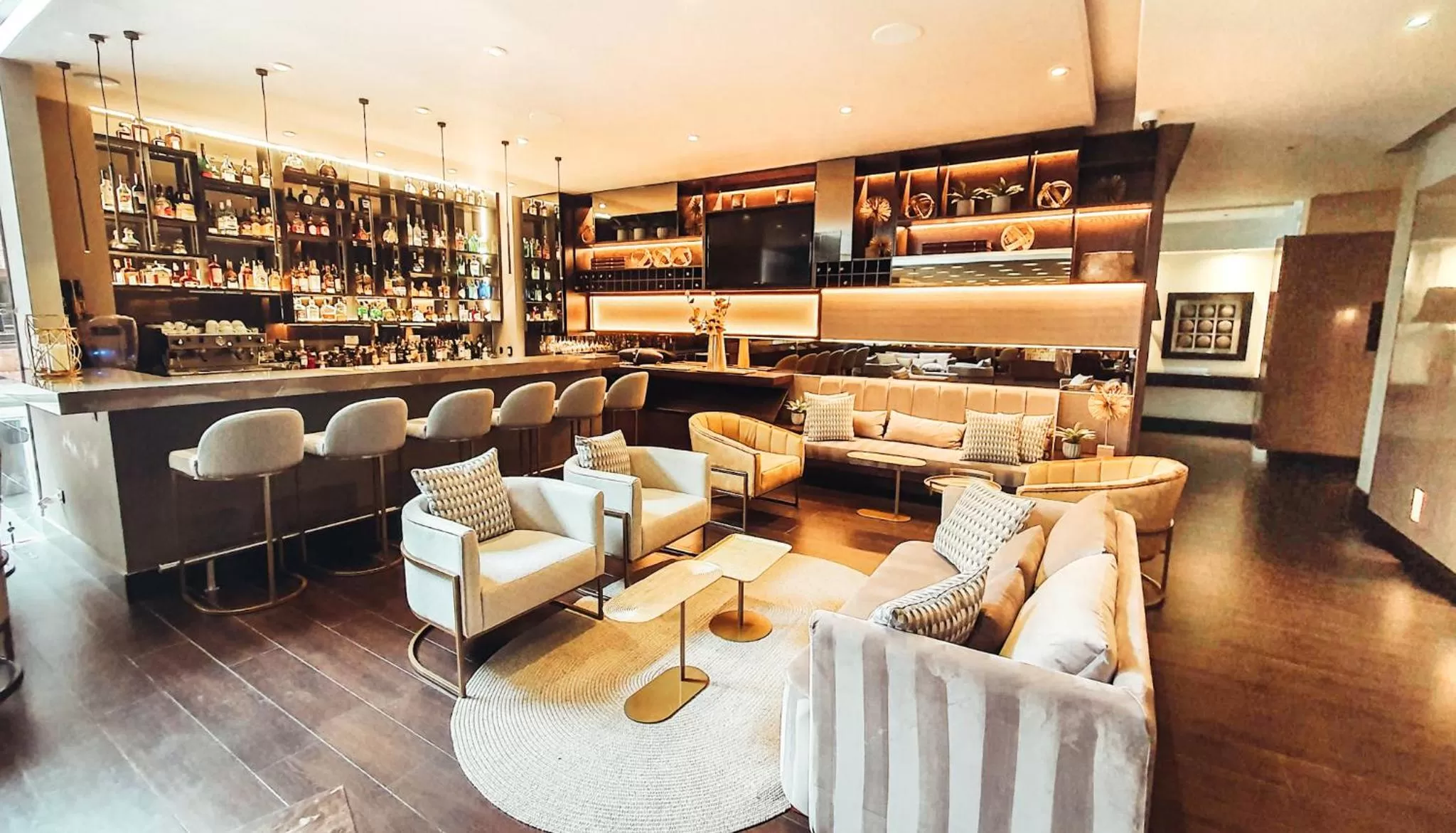 Restaurant/places to eat in Hotel 93 Luxury Suites by Preferred