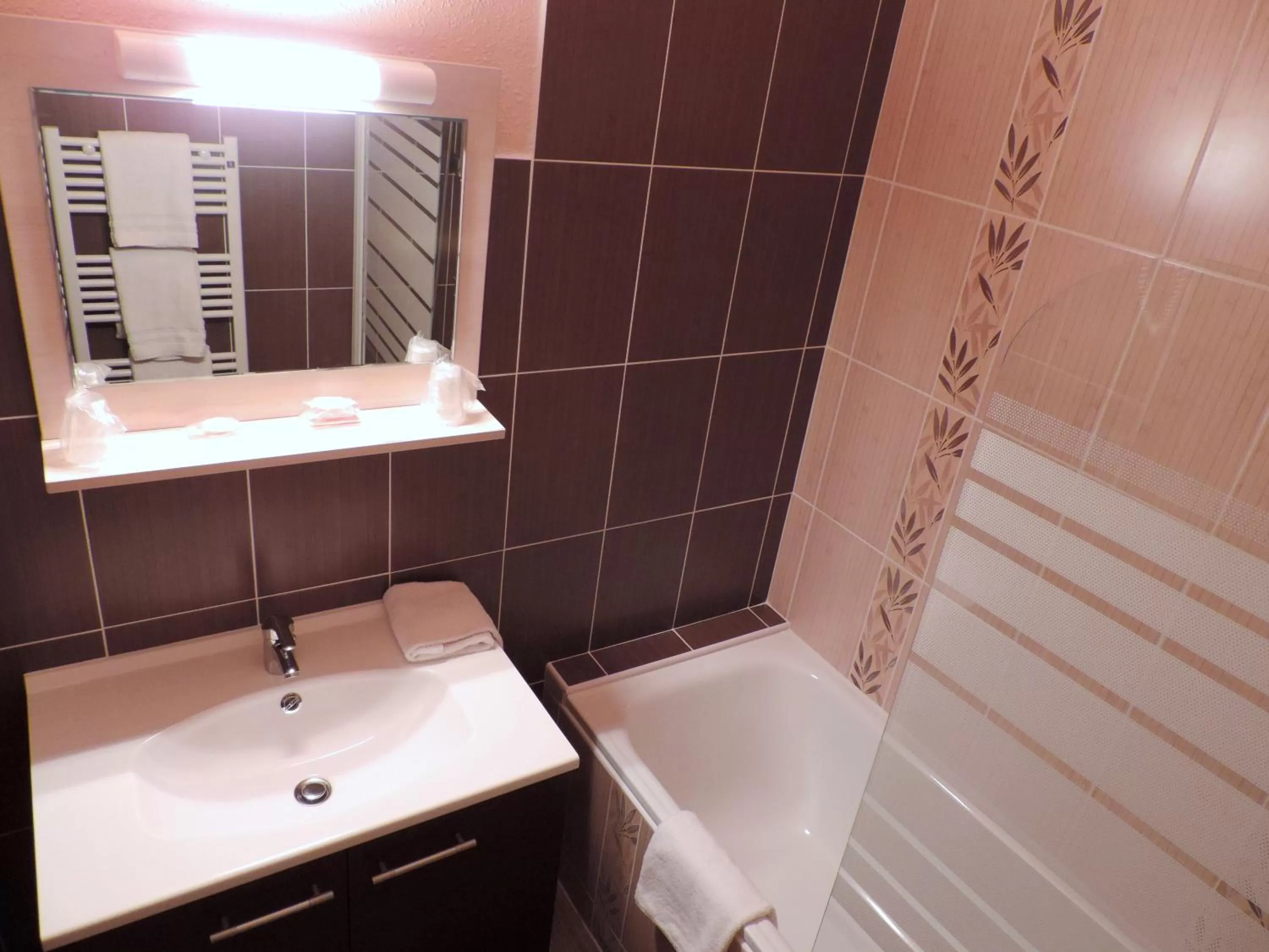 Bathroom in The Originals City, Hôtel La Siesta, Annonay Est