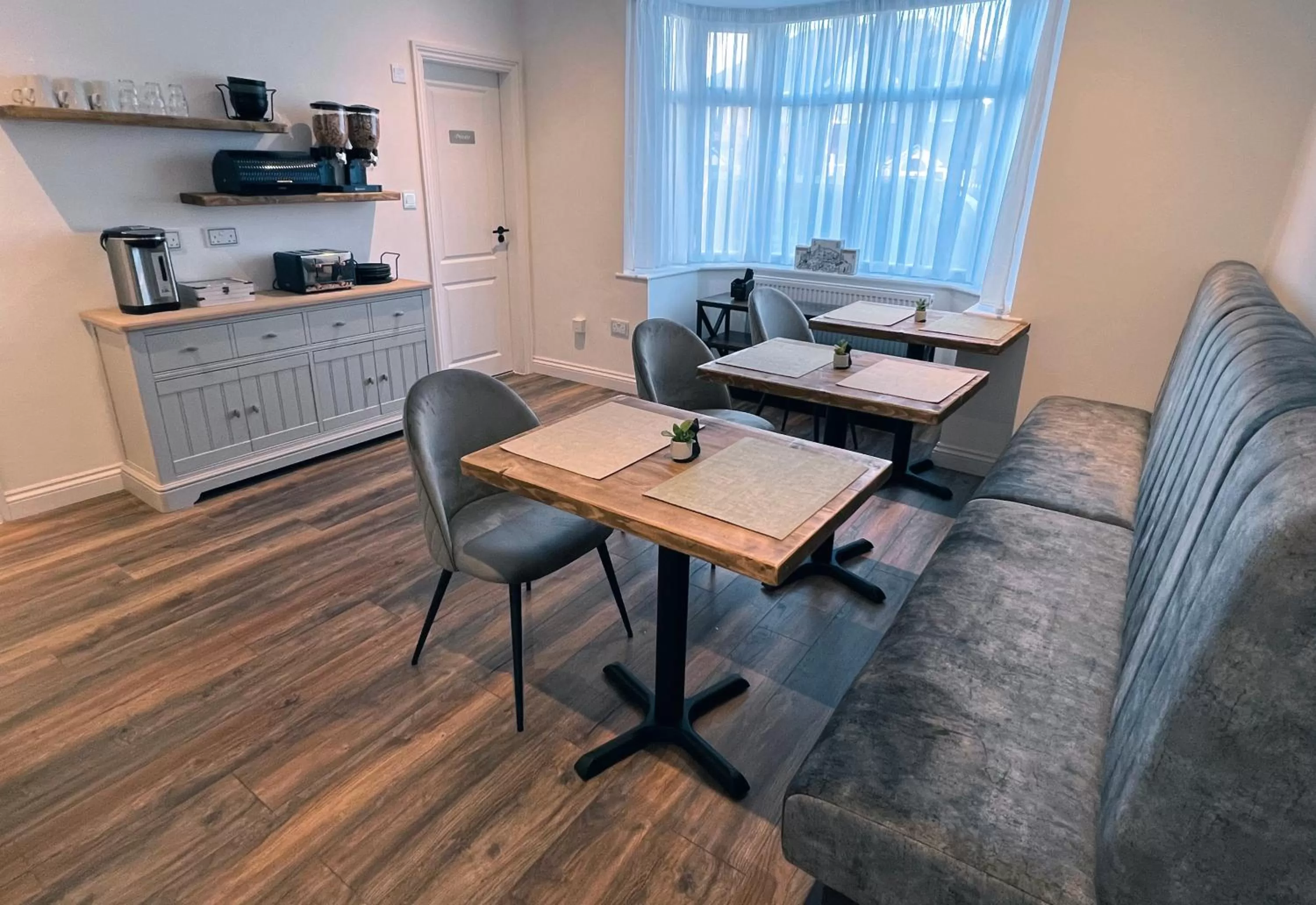 Communal lounge/ TV room in United Home B&B