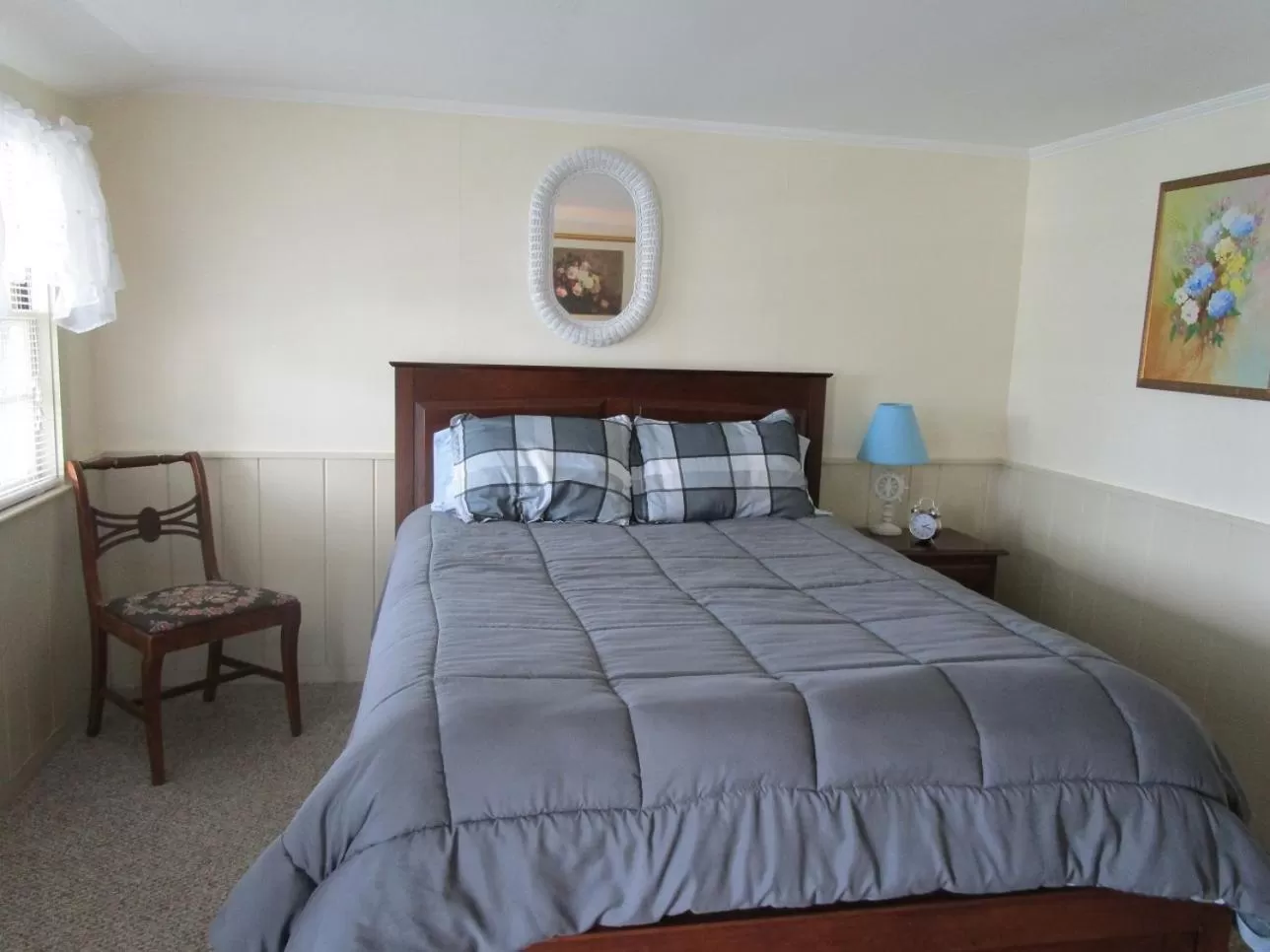 Bed in Shea's Riverside Inn & Motel