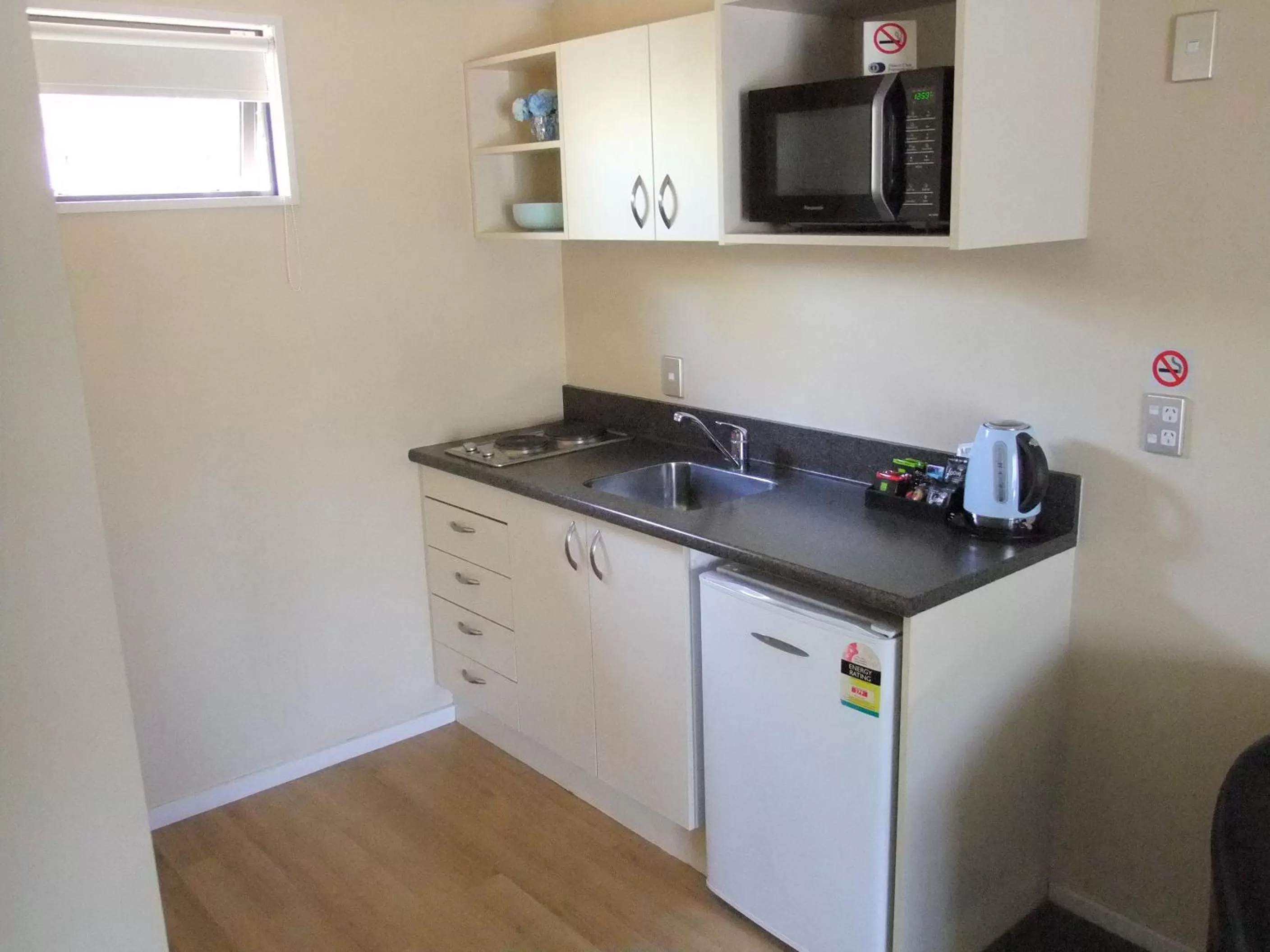 Coffee/tea facilities in Abbella Lodge Motel