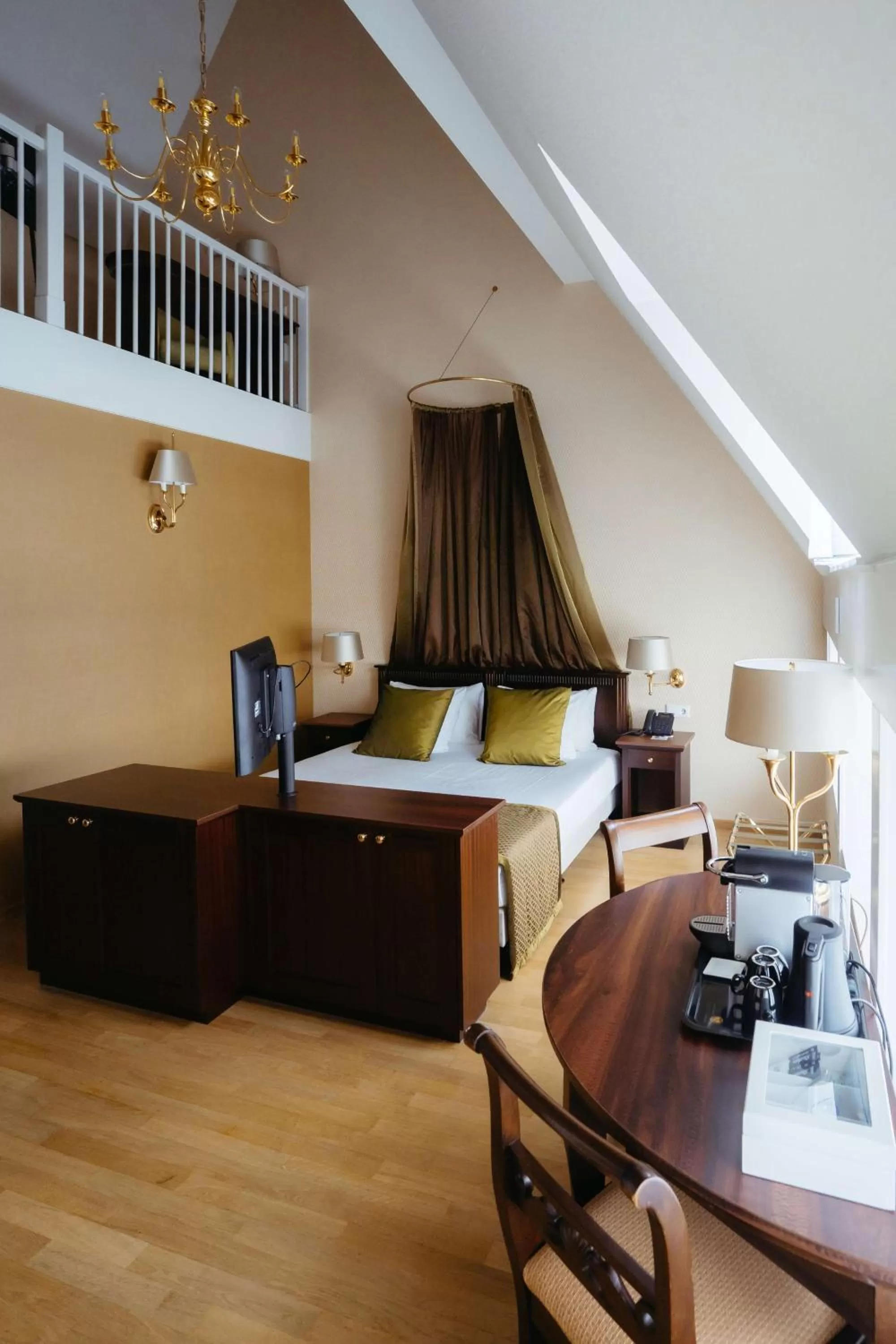 Bedroom, Bed in Grand Hotel Karel V