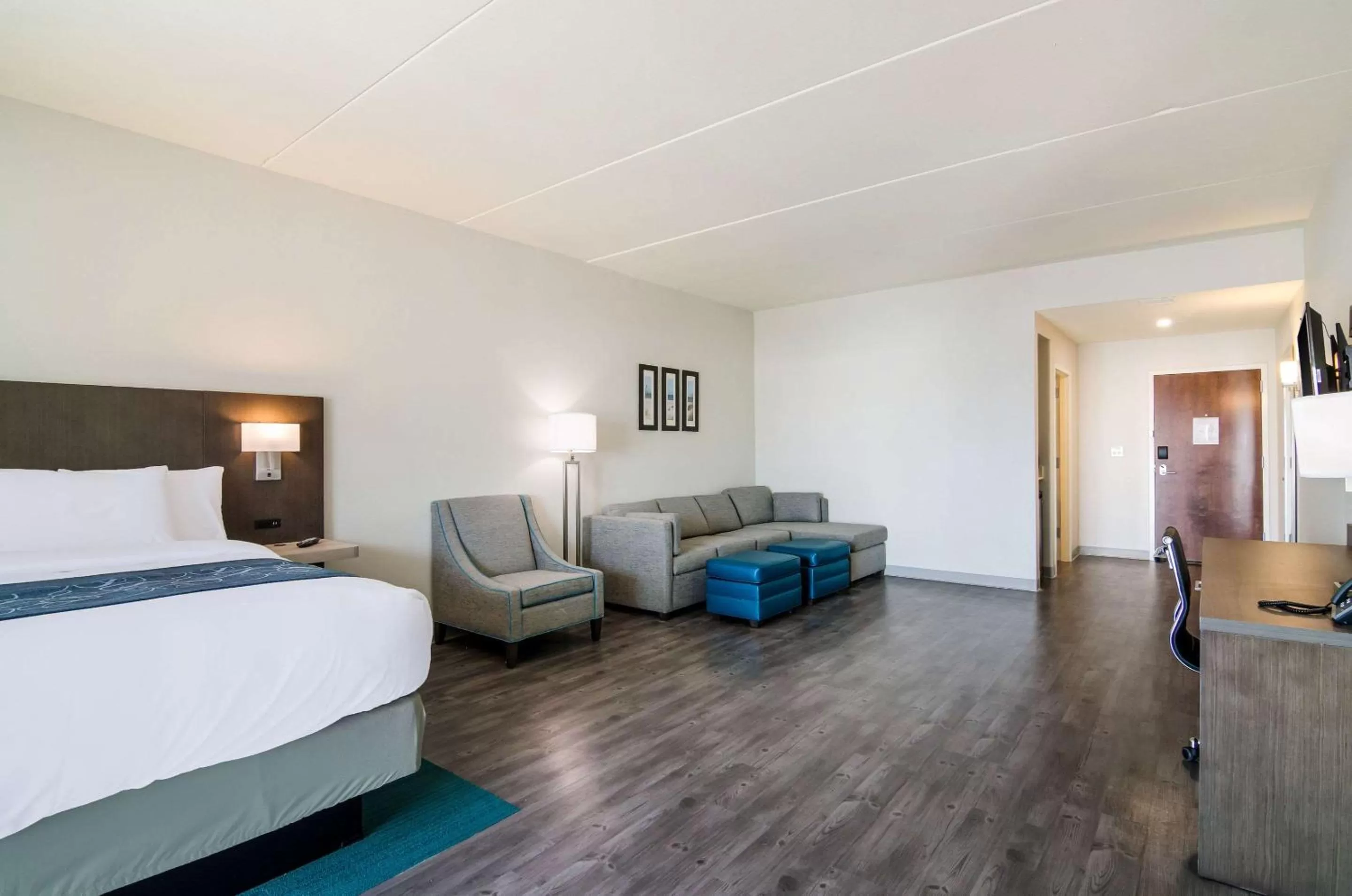 Photo of the whole room, Bed in Comfort Inn & Suites Gulf Shores East Beach near Gulf State Park