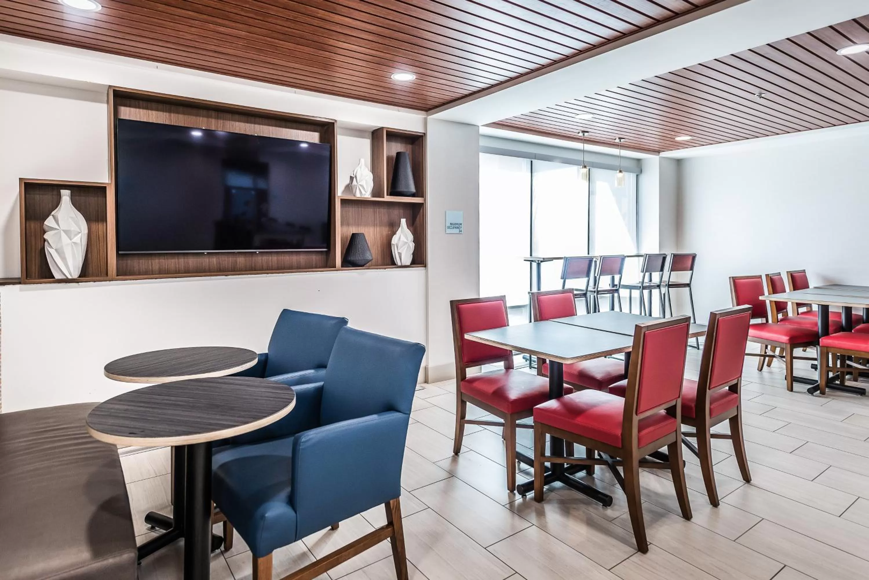 Breakfast in Holiday Inn Express Flint-Campus Area by IHG