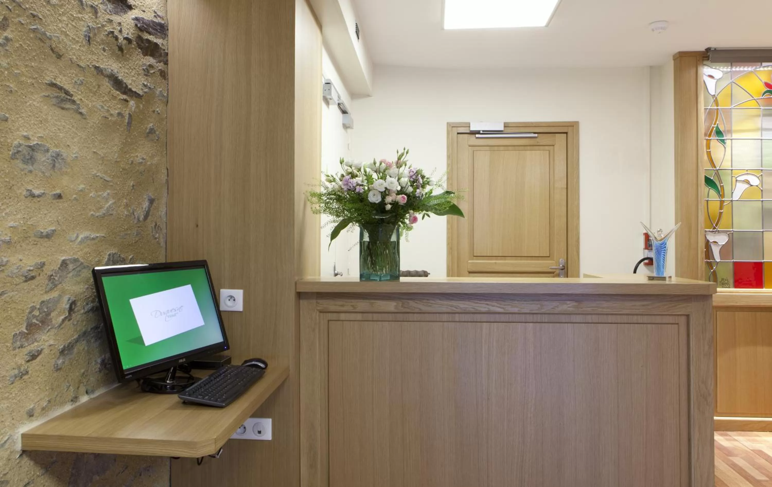 Lobby or reception in Logis Hôtel Duquesne