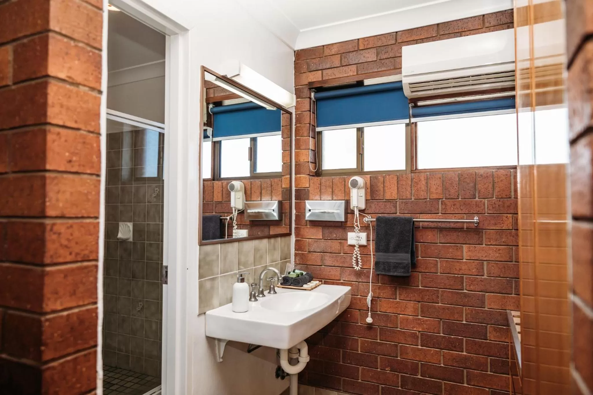 Bathroom in Country Pathfinder Motor Inn