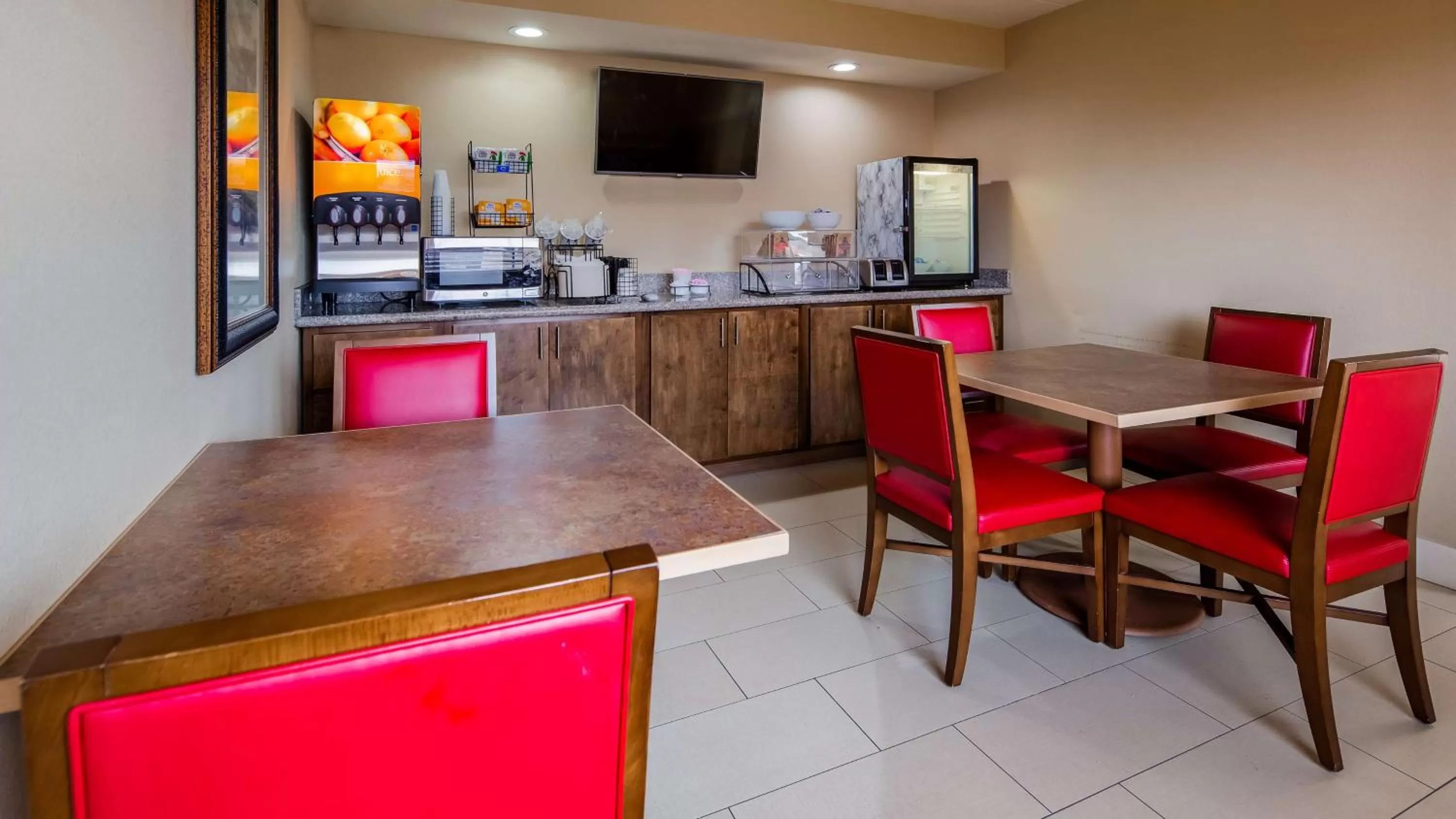 Restaurant/places to eat in SureStay Hotel by Best Western Tupelo North
