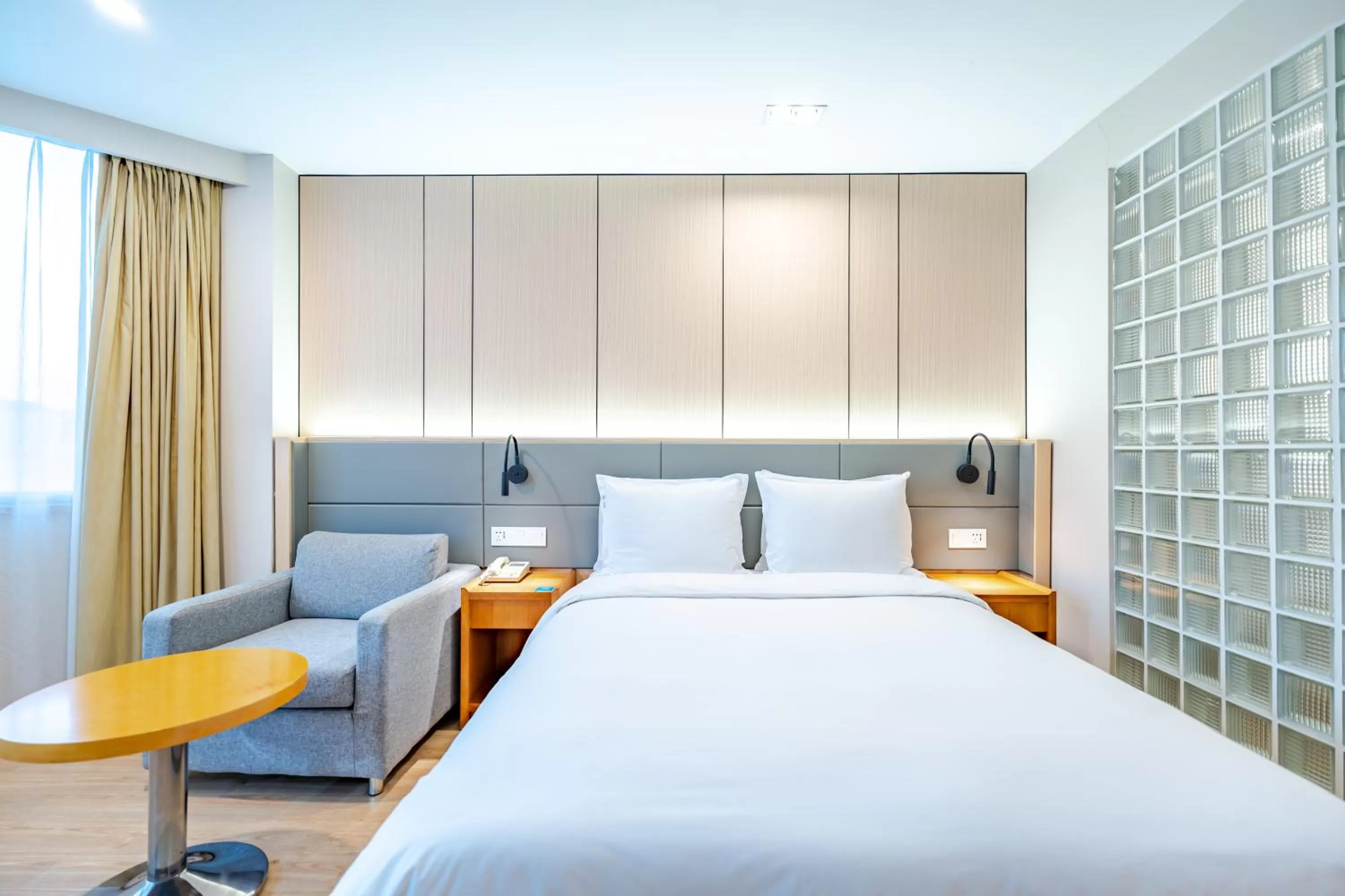 Property logo or sign, Bed in Holiday Inn Express Shanghai Jinqiao Central by IHG