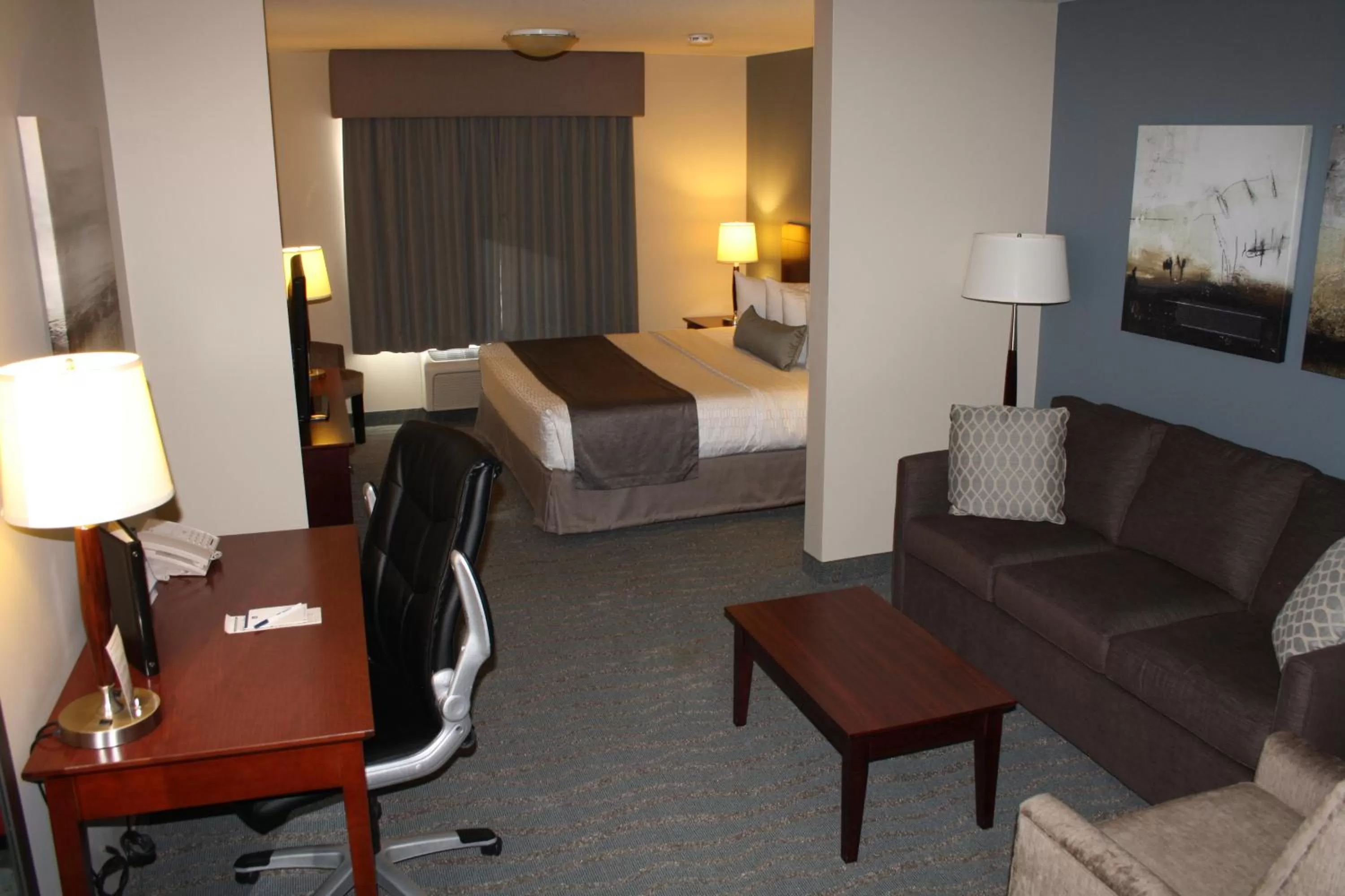 Living room, Bed in Best Western Rocky Mountain House Inn & Suites