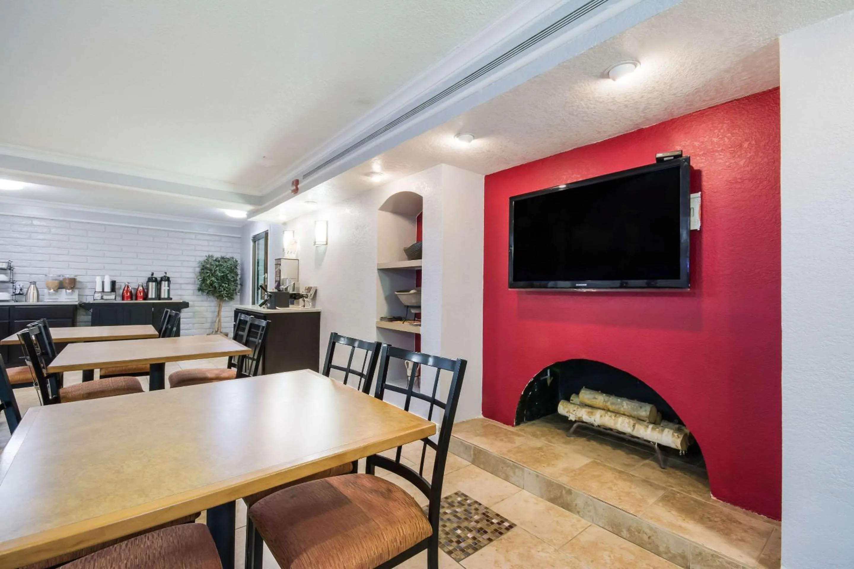 Restaurant/places to eat, TV/Entertainment Center in Econo Lodge