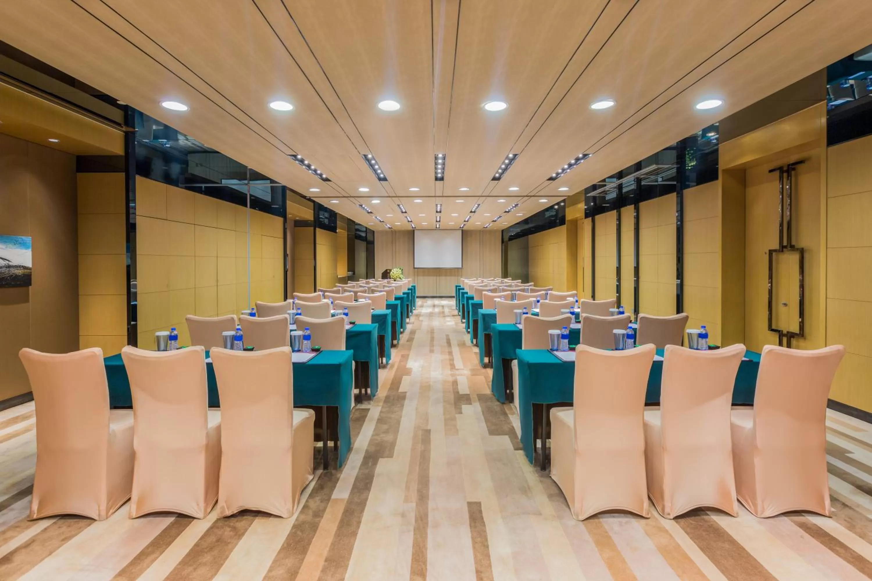 Meeting/conference room in Crowne Plaza Guangzhou Huadu by IHG
