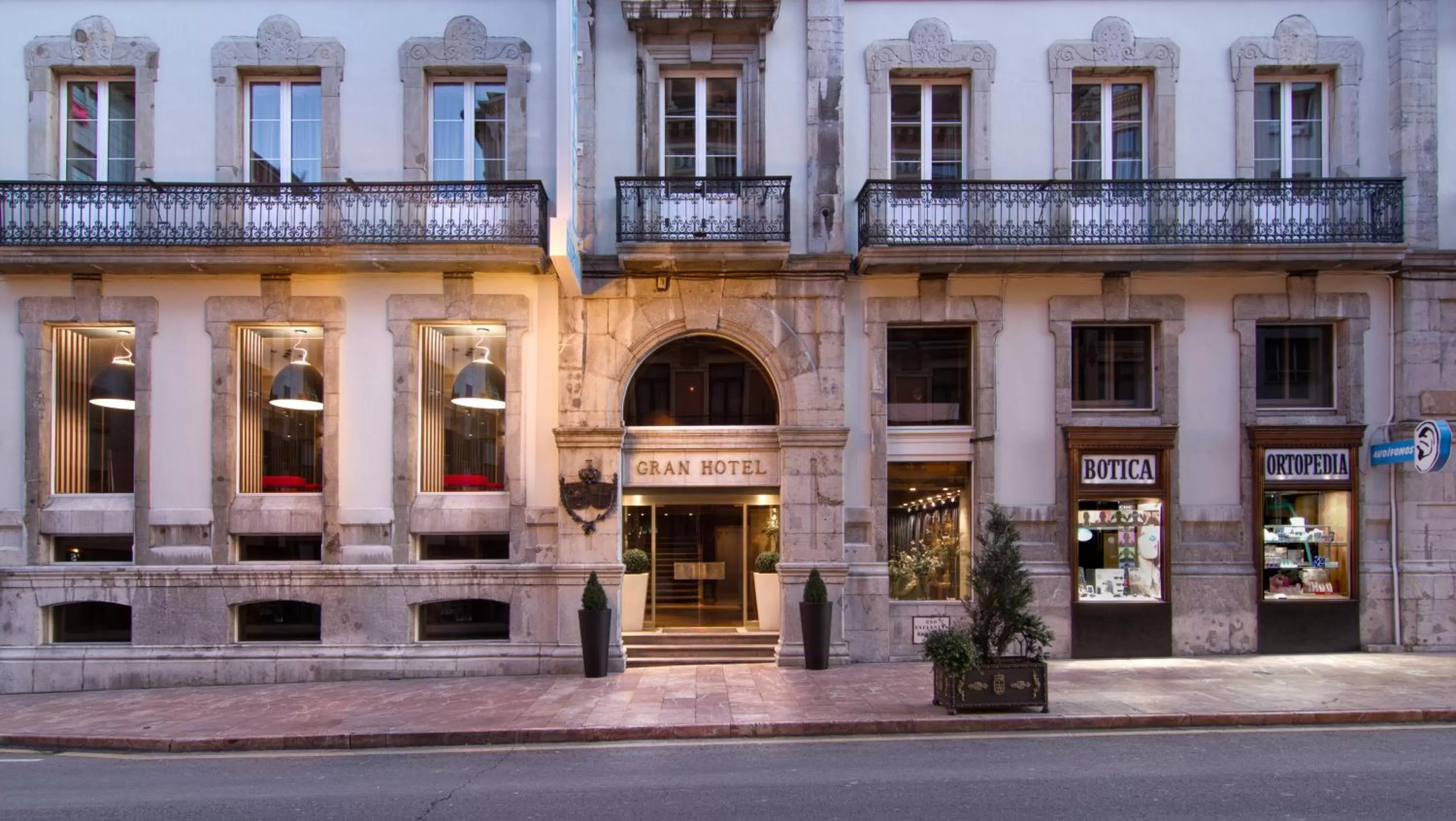 Facade/entrance in Gran Hotel España
