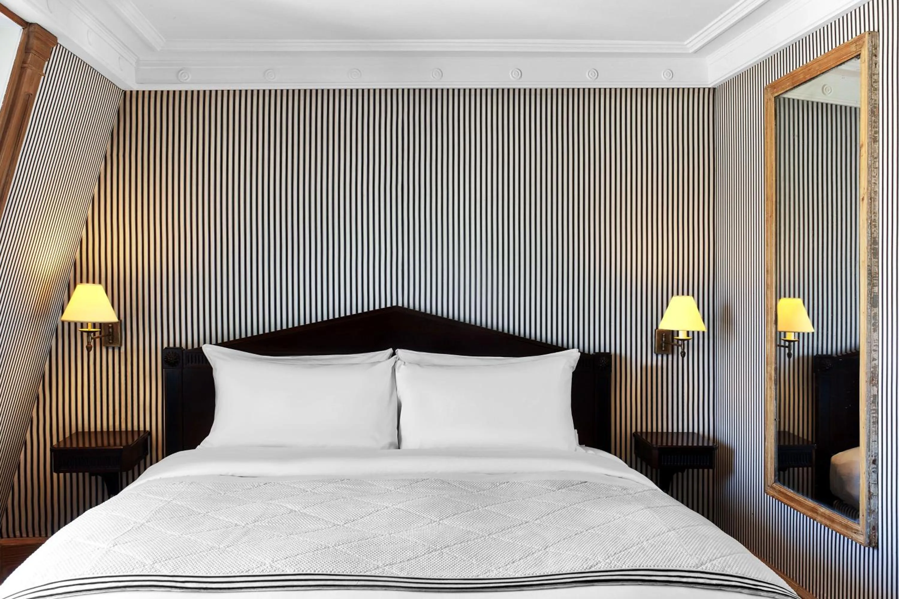 Photo of the whole room, Bed in Le Dokhan's Paris Arc de Triomphe, a Tribute Portfolio Hotel