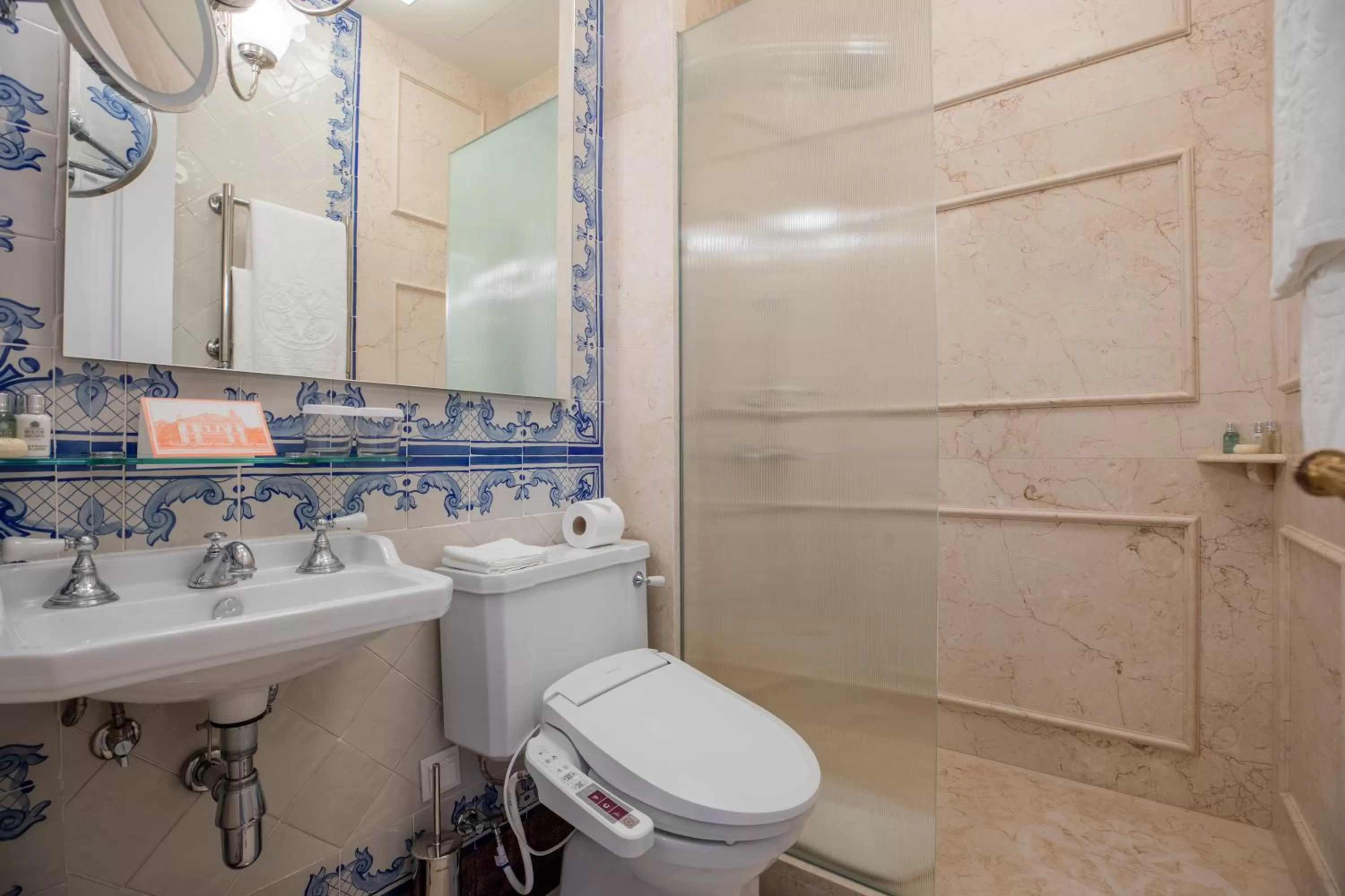 Bathroom in Estoril Vintage Hotel