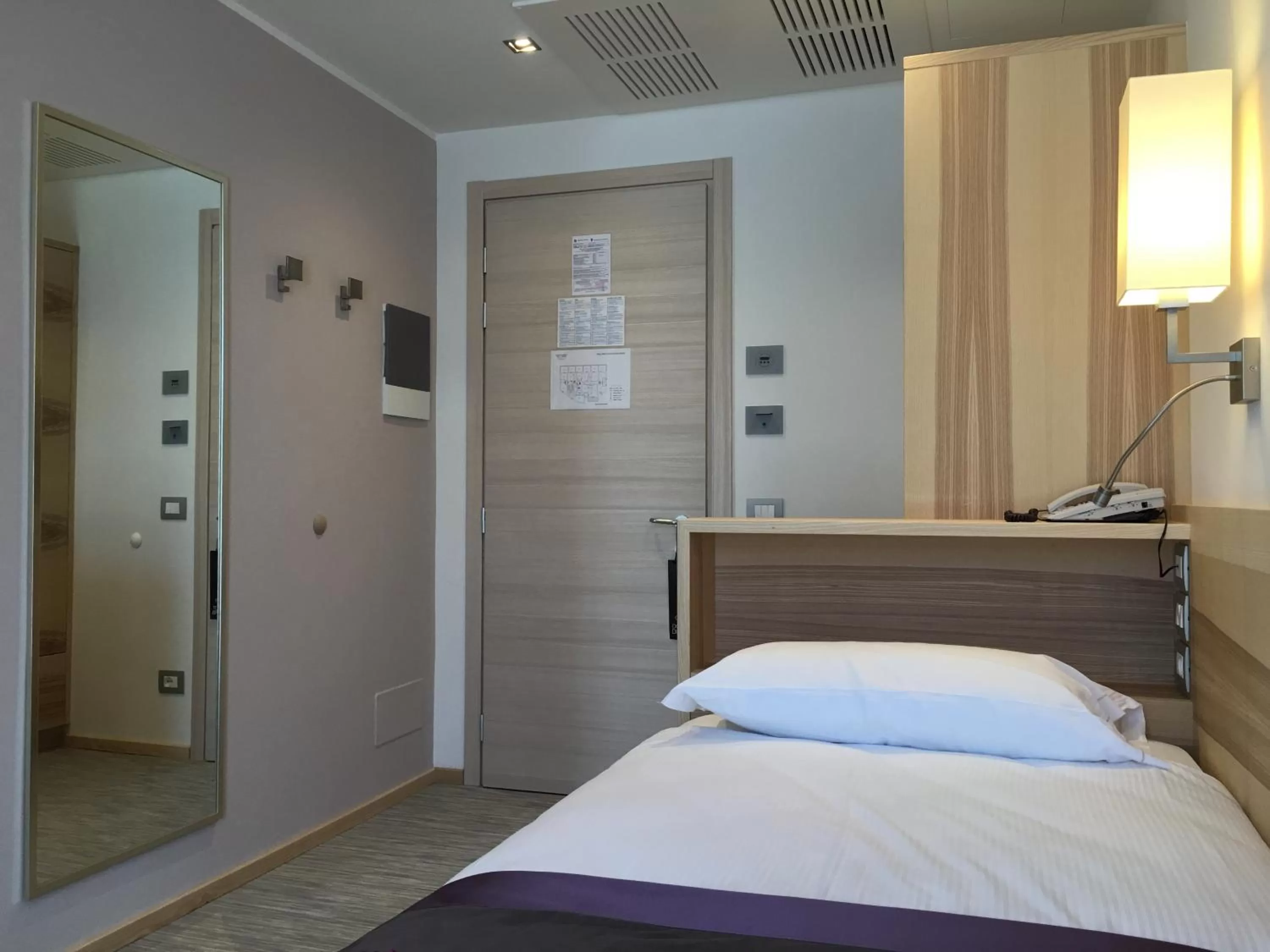 Coffee/tea facilities, Bed in Hotel Garden