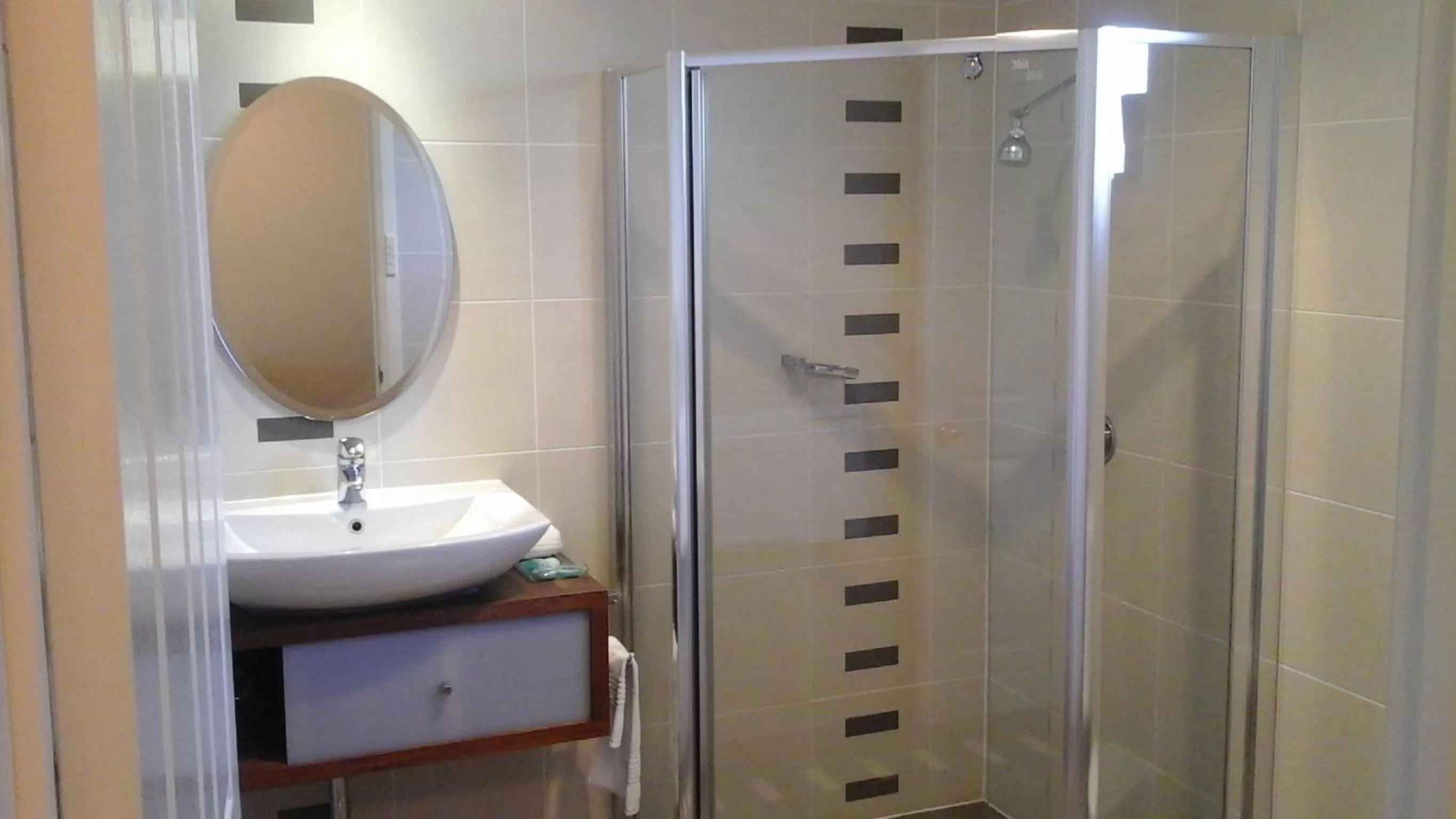 Shower in Willows Motel