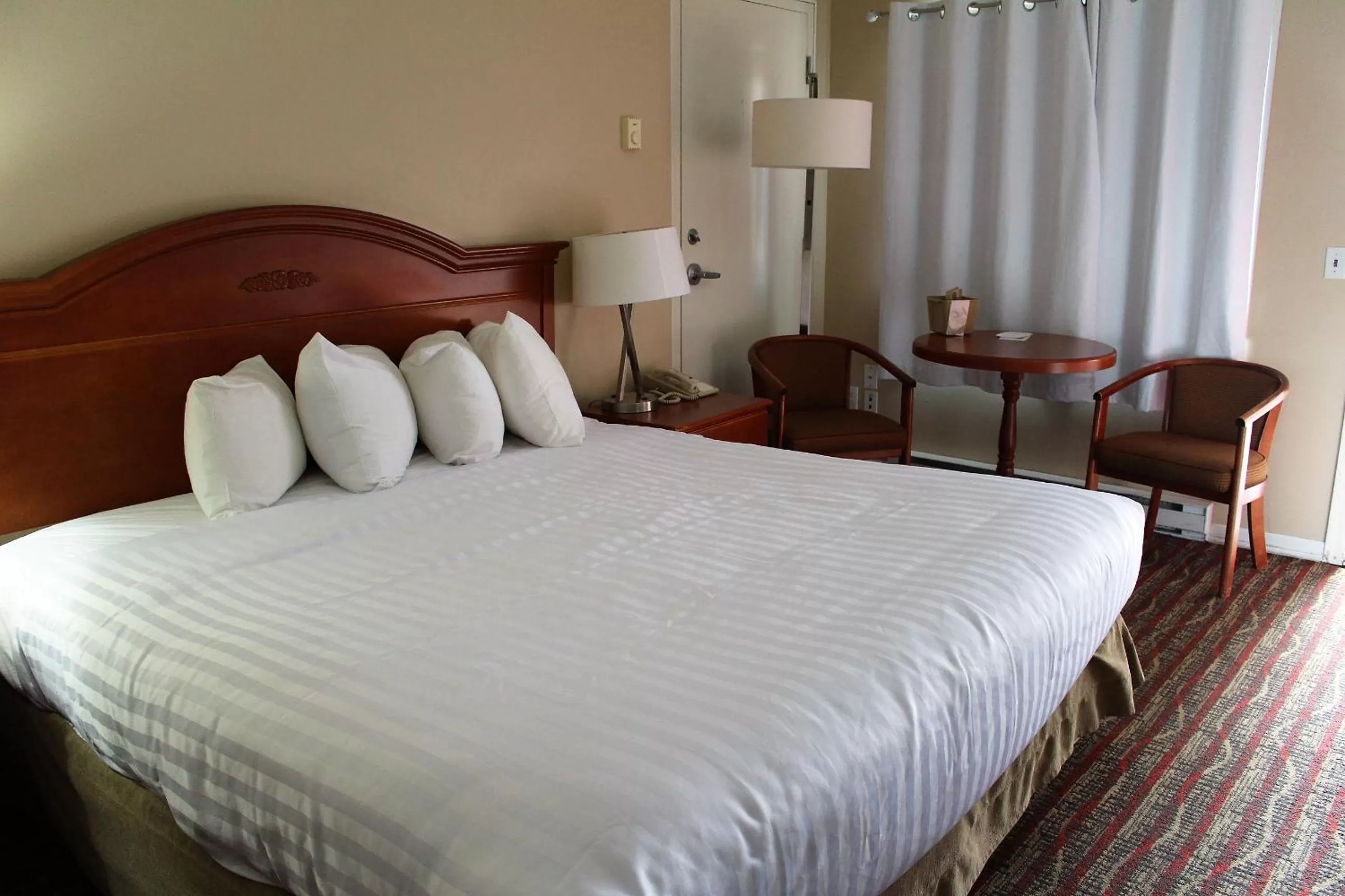 Bedroom, Bed in Ramada by Wyndham Campbell River